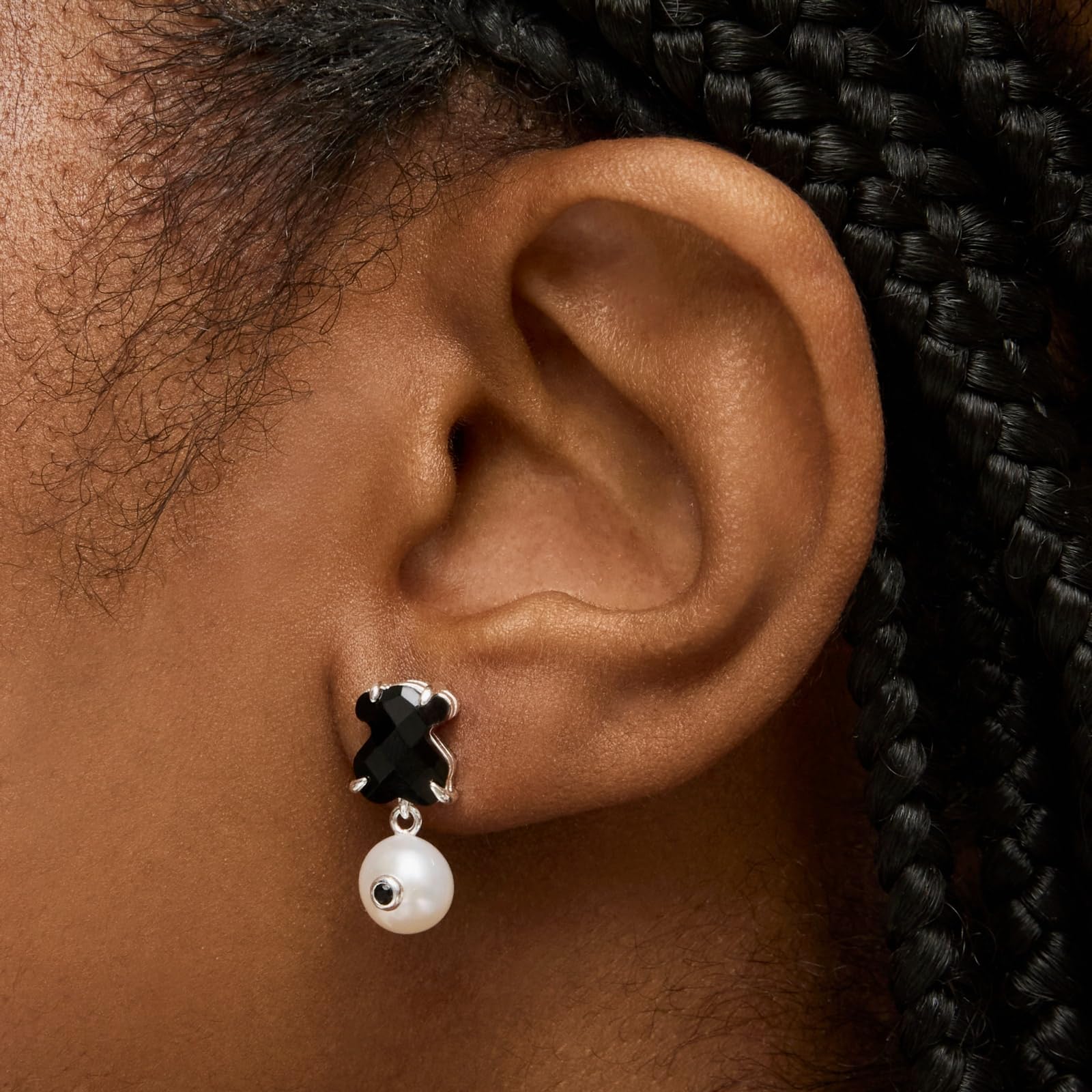 TOUS Pendientes de Plata de Primera Ley para Mujer con Motivo Oso Onix y Perla Cultivada Espinela, Fino y Elegante, Colección Erma