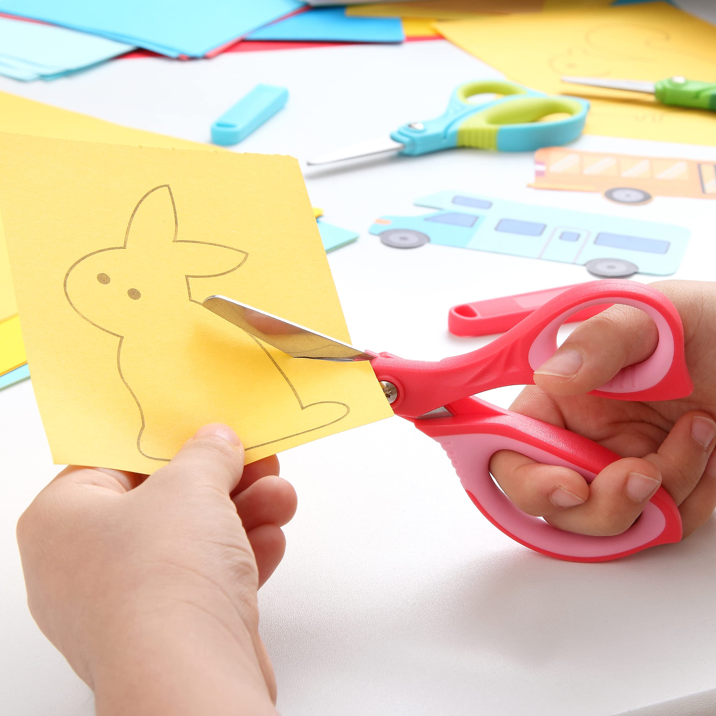 JARVISTAR Tijeras para Niños: Paquete de 4 Escolares de Seguridad Con Hojas Redondeadas y Cubierta Protectora - Artesanales y de Papel 13 cm (Verde/Azul/Amarillo/Rojo)