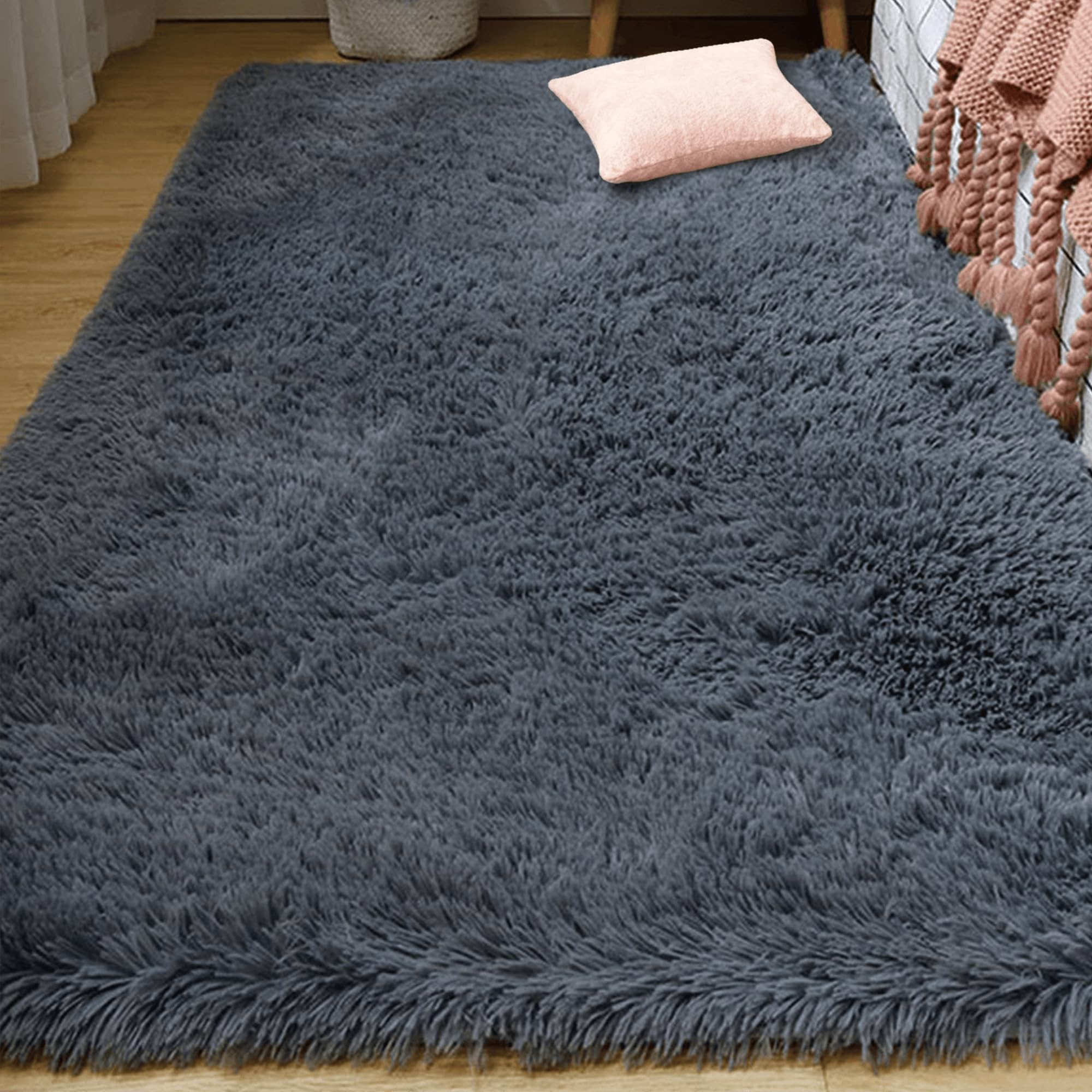 Tapis salon gris foncé idéal pour créer un coin lecture cosy dans la chambre
