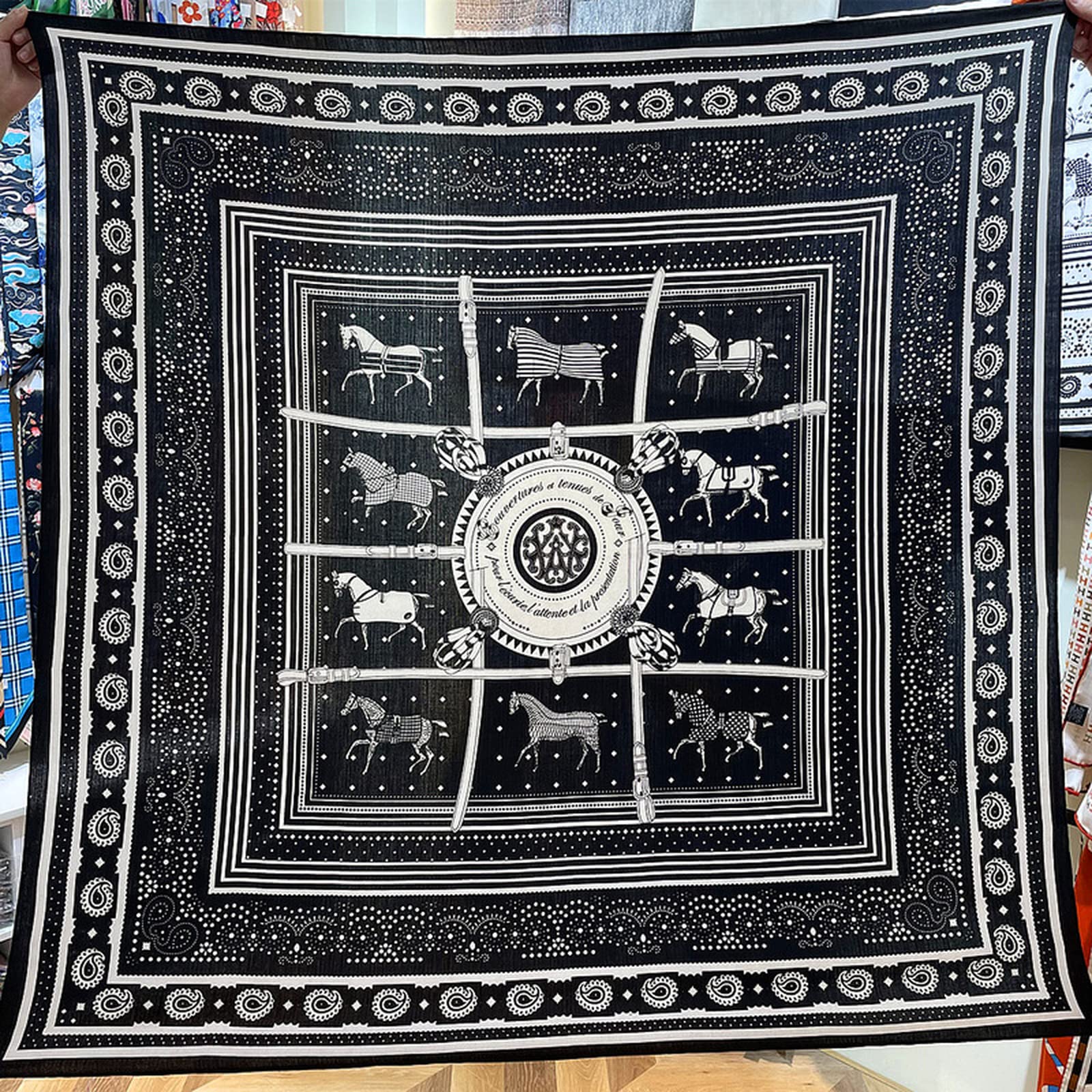 Foulard carré pour femmes en velours de soie : le grand châle idéal à offrir