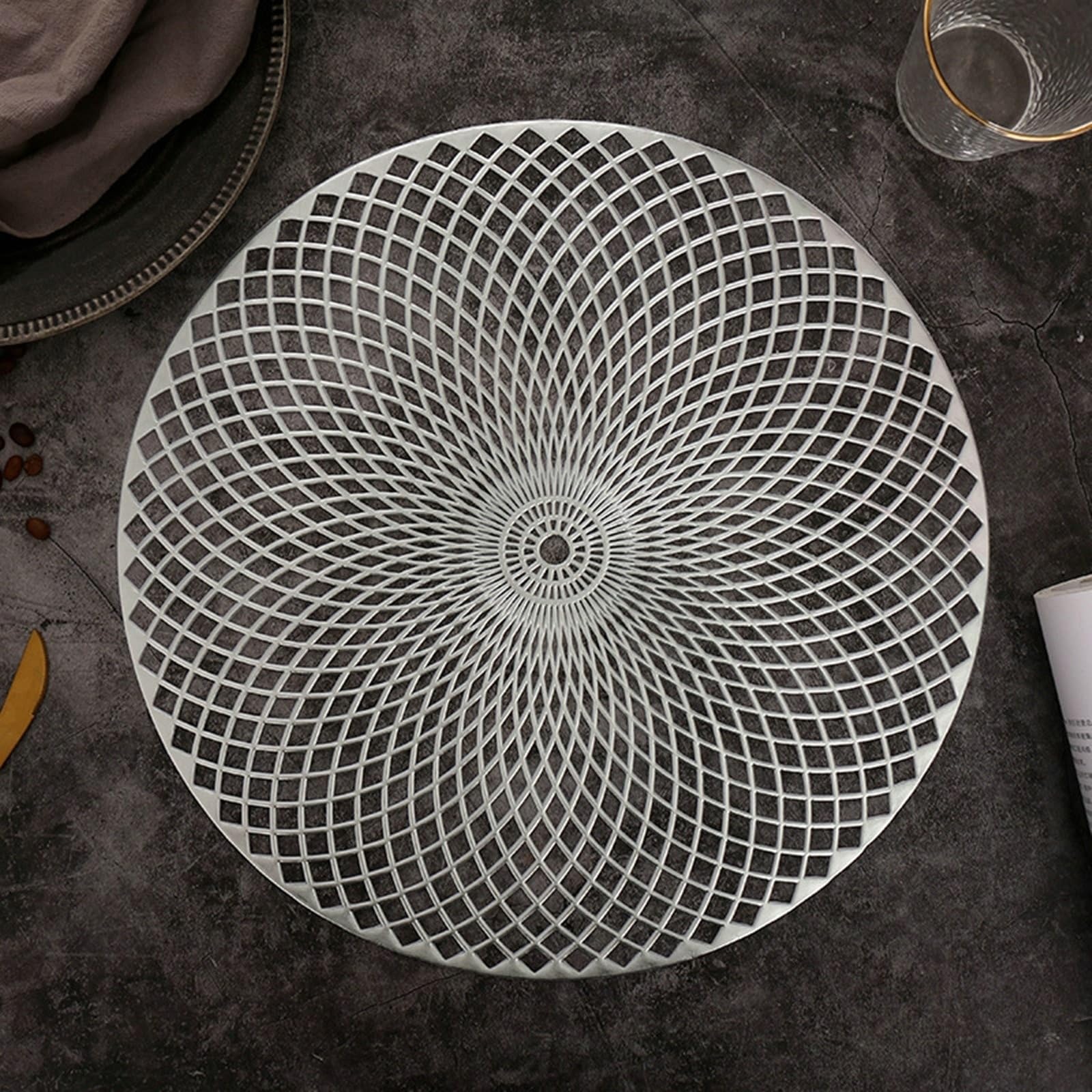 Sets de table ronds argentés au motif floral ciselé haut de gamme