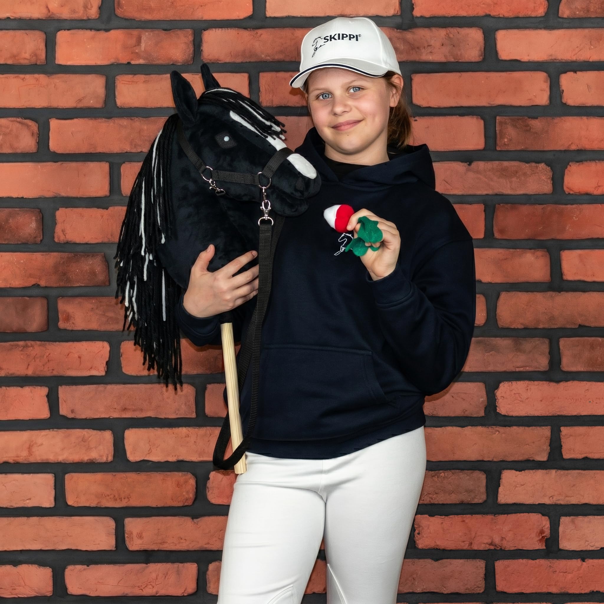 SKIPPI Hobby Horse Schwarz, A3 Steckenpferd mit Halfter und Zügeln im Set | Schwarzes Stockpferd mit Blesse und zweifarbiger Mähne, Hobby Horsing Pferd