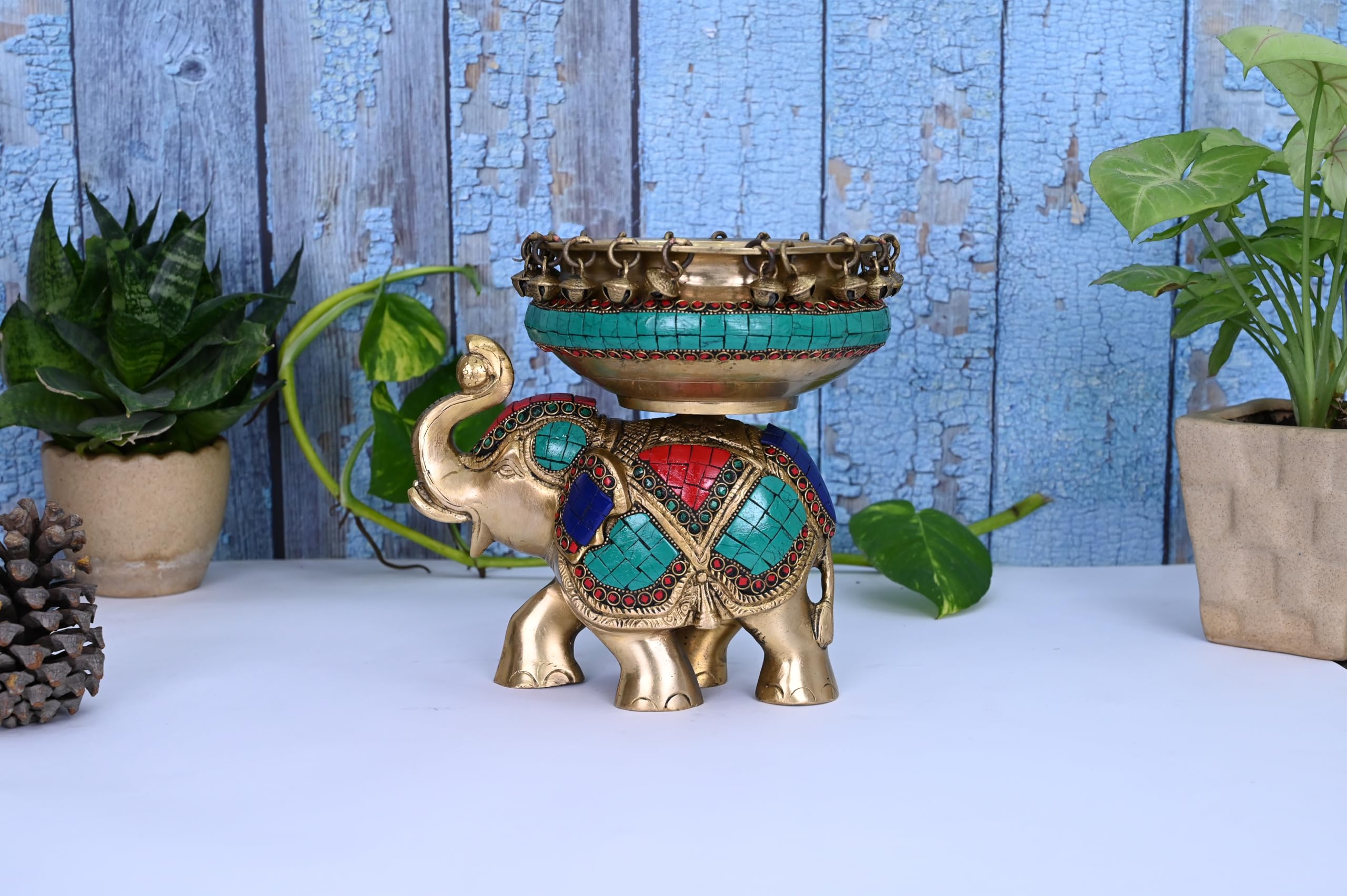 Éléphant en laiton fait main avec clochettes, une décoration d'exception