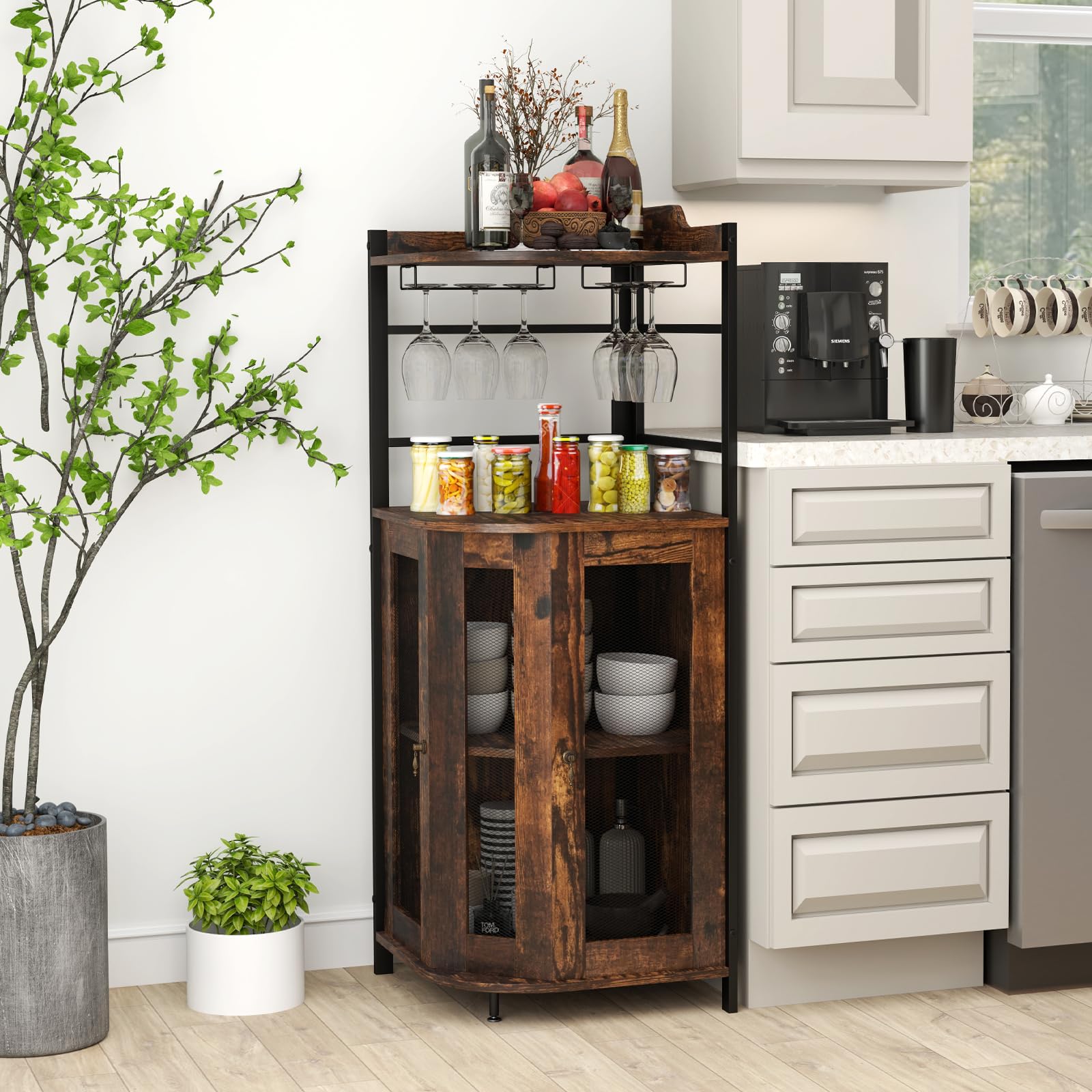 GIANTEX Armadietto Angolare Industriale Da Bar Con Supporto In Vetro, Armadietto Da Vino Con Ripiano Regolabile, Portabottiglie Vino Da Cucina Con Protezione, 130x47,5x47,5 cm (Marrone)
