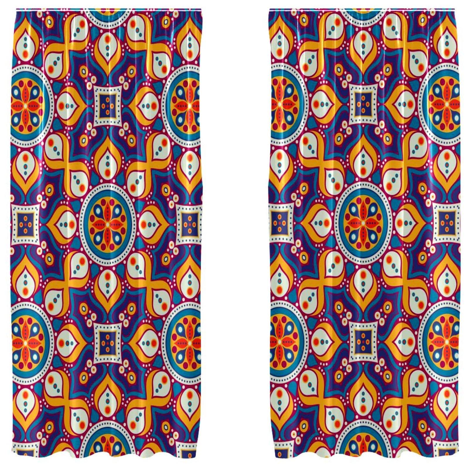 Cortinas de mandala que eliminan reflejos molestos en ventanas de salón y dormitorio