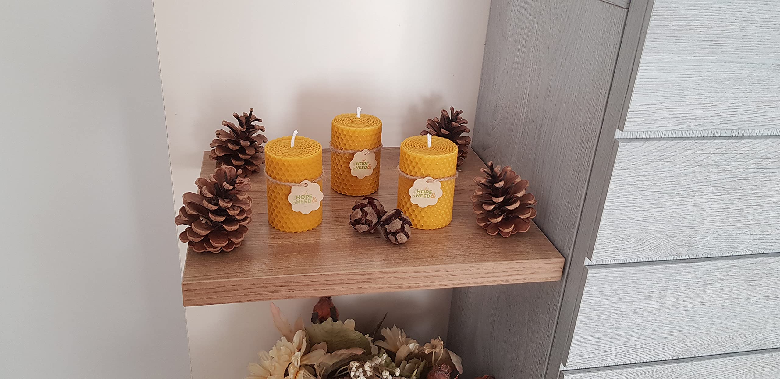 Hope&Need Świece filarowe z wosku pszczelego - 3 sztuki (7 cm x 5 cm) % 100 świec z czystego wosku pszczelego do dekoracji wnętrz, zdrowe i naturalne plastry miodu, ręcznie walcowana świeca z wosku pszczelego, bez substancji chemicznych, bez dodatków