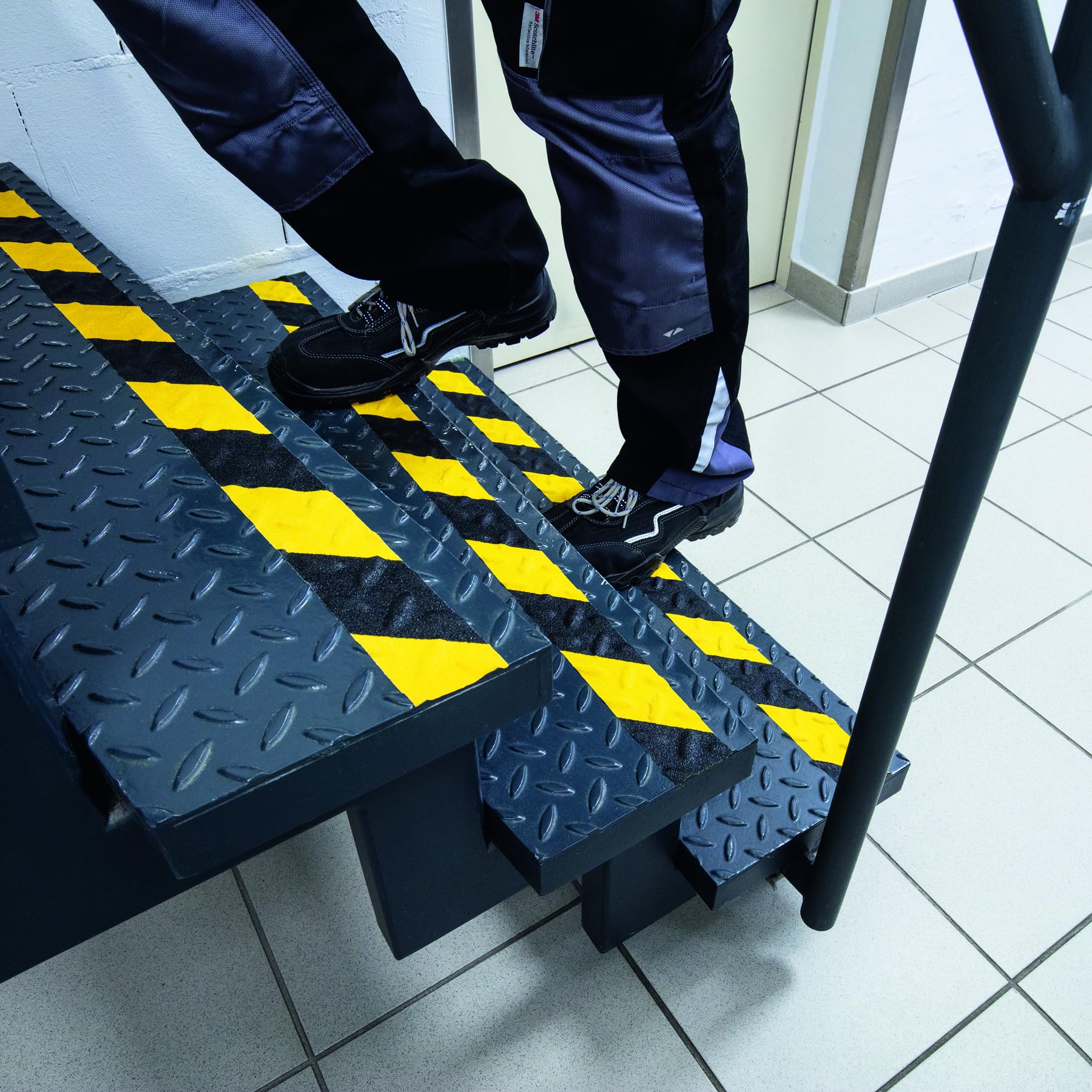 Durable Cinta antideslizante color DURALINE GRIP+, 50 mm x 15 m, para asegurar escaleras, rampas, amarillo/negro, 1097130 | Autoadhesivo de grano grueso R13 para escaleras y rampas, señalización de caminos, interior y exterior