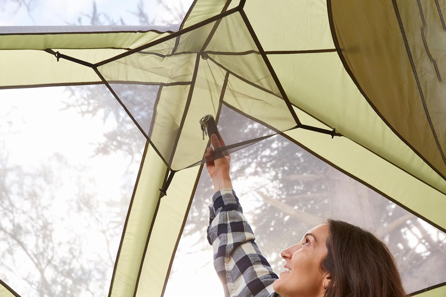 Hand adjusting tent vent