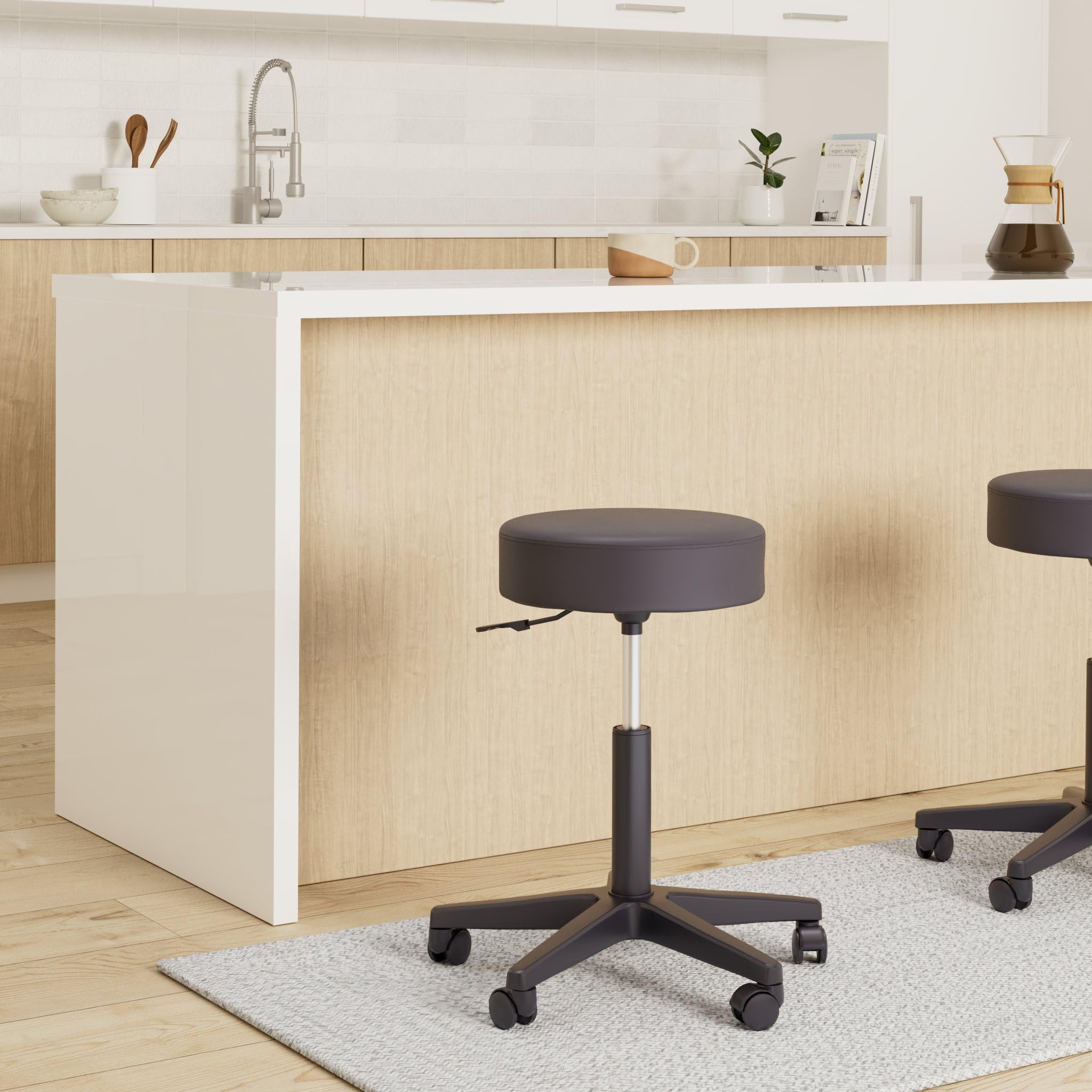 TRESKO Rollhocker höhenverstellbar Schwarz bis 150 kg | Hocker Drehhocker 10 cm Dicke Polsterung 47-60 cm Sitzhöhe | Arbeitshocker Bürohocker 360° drehbar mit Rollen