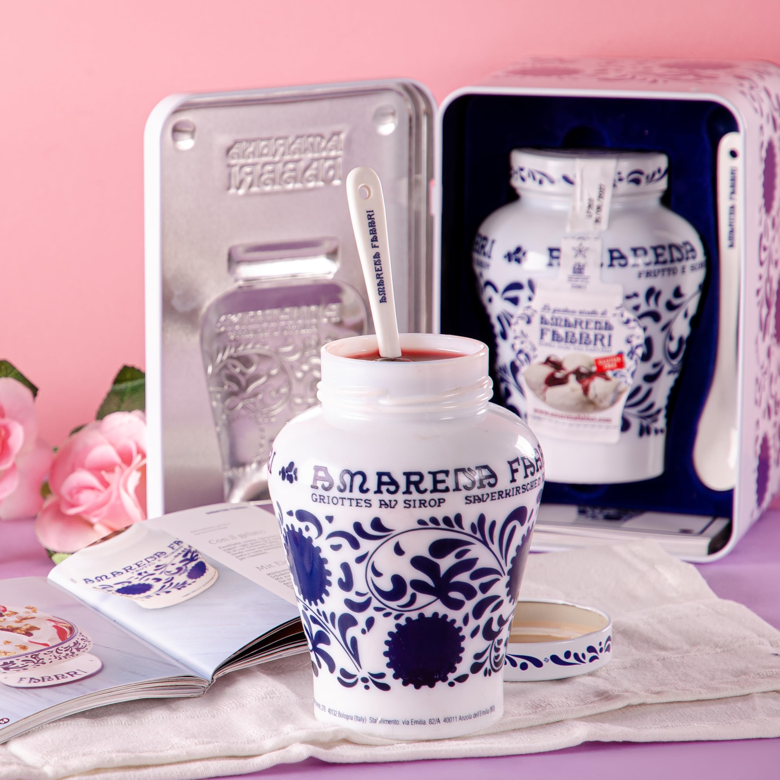 Fabbri 1905 - Cofanetto Regalo in latta | Vaso Amarena Fabbri 600g + Cucchiaino di ceramica decorata + Libro di ricette