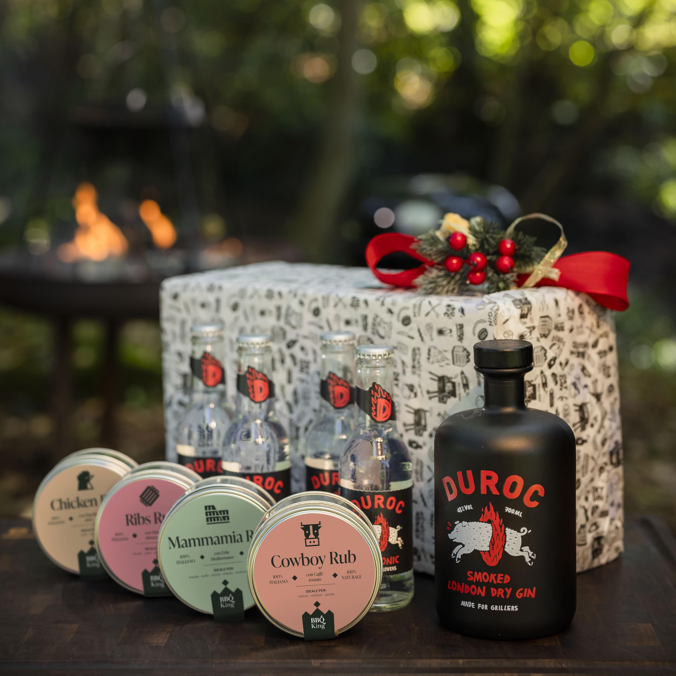 Duroc, Christmas Box Gin, Scatola Regalo per Natale Ottima come Idea Regalo, Combo Gin da 700ml 43% Vol e Toniche + Selezione di 4 Miscele di Spezie Bbq King, Made for Grillers