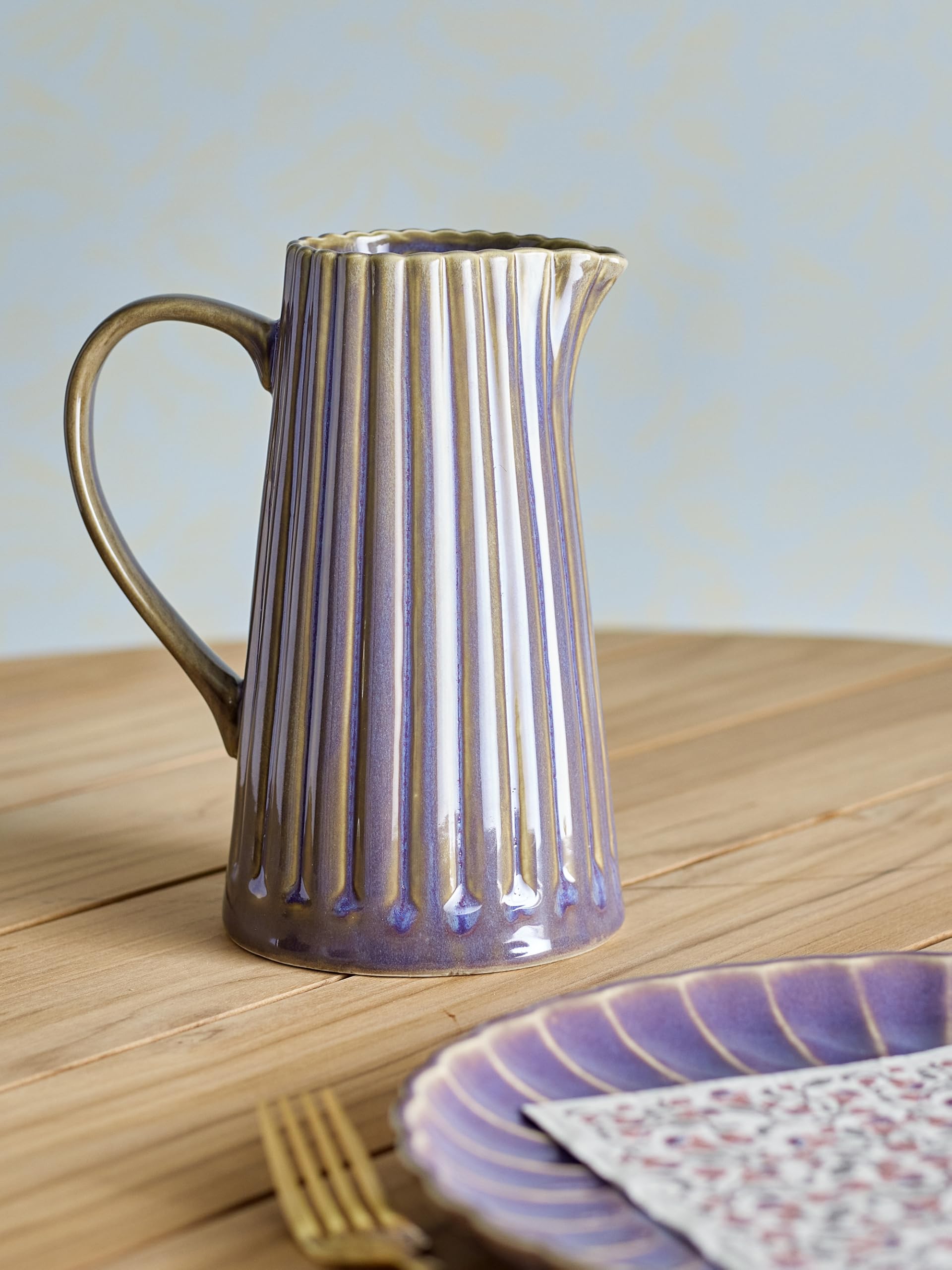 Latina Pichet à eau en faïence 1,2 l, avec lignes verticales, élégante carafe en céramique avec poignée, théière de qualité supérieure pour eau, jus et lait, passe au lave-vaisselle et design unique