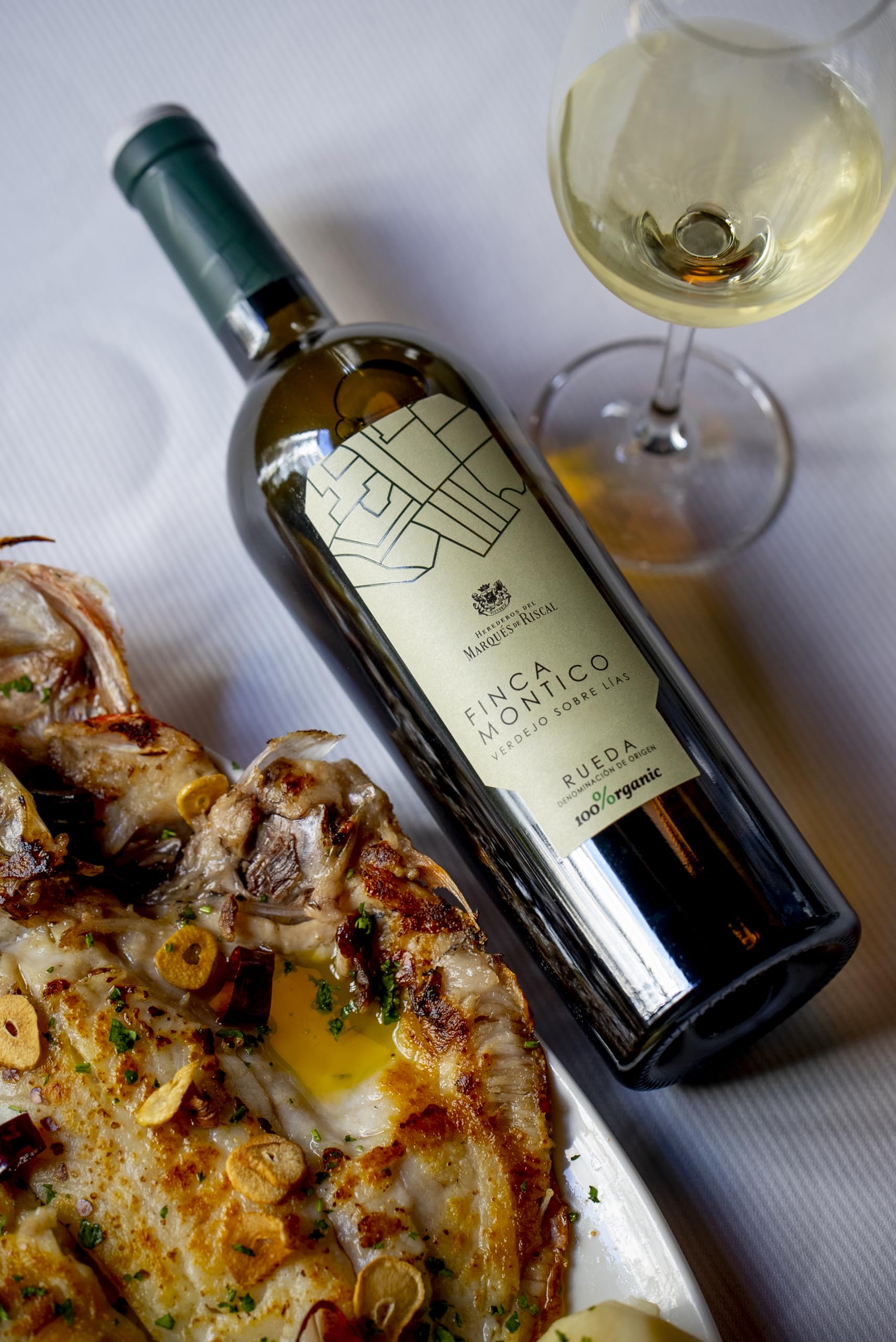 Marqués de Riscal Estuche 100% Organic, Vino blanco Denominación de Origen Rueda, 3 botellas x 750 ml, Verdejo, Finca Montico Gran Vino de Rueda, Sauvignon Blanc