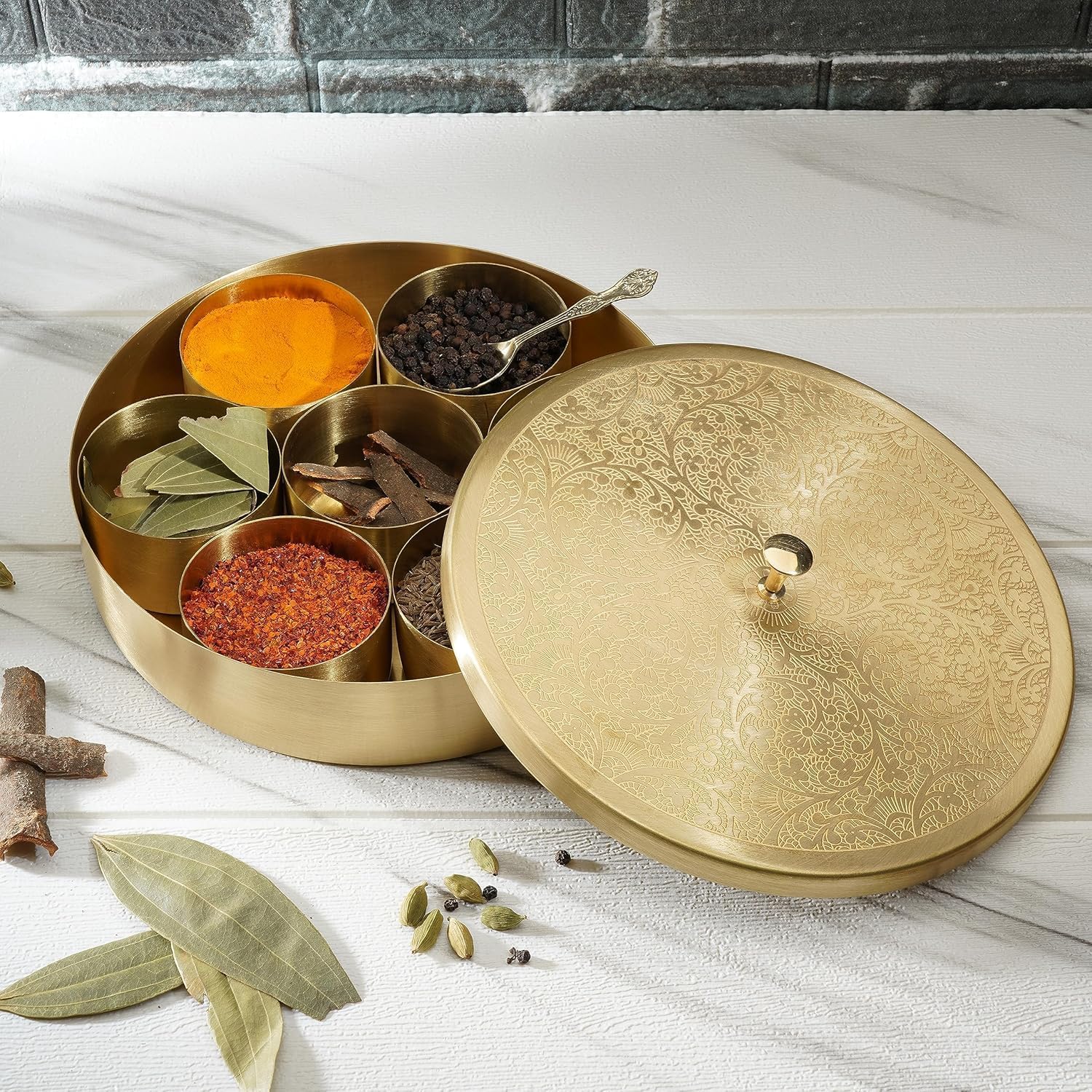Genérico Stunning Gold Spice Box | Premium Masala Dabba with Elegant Lid | Luksusowy metalowy organizer na przyprawy i suche owoce