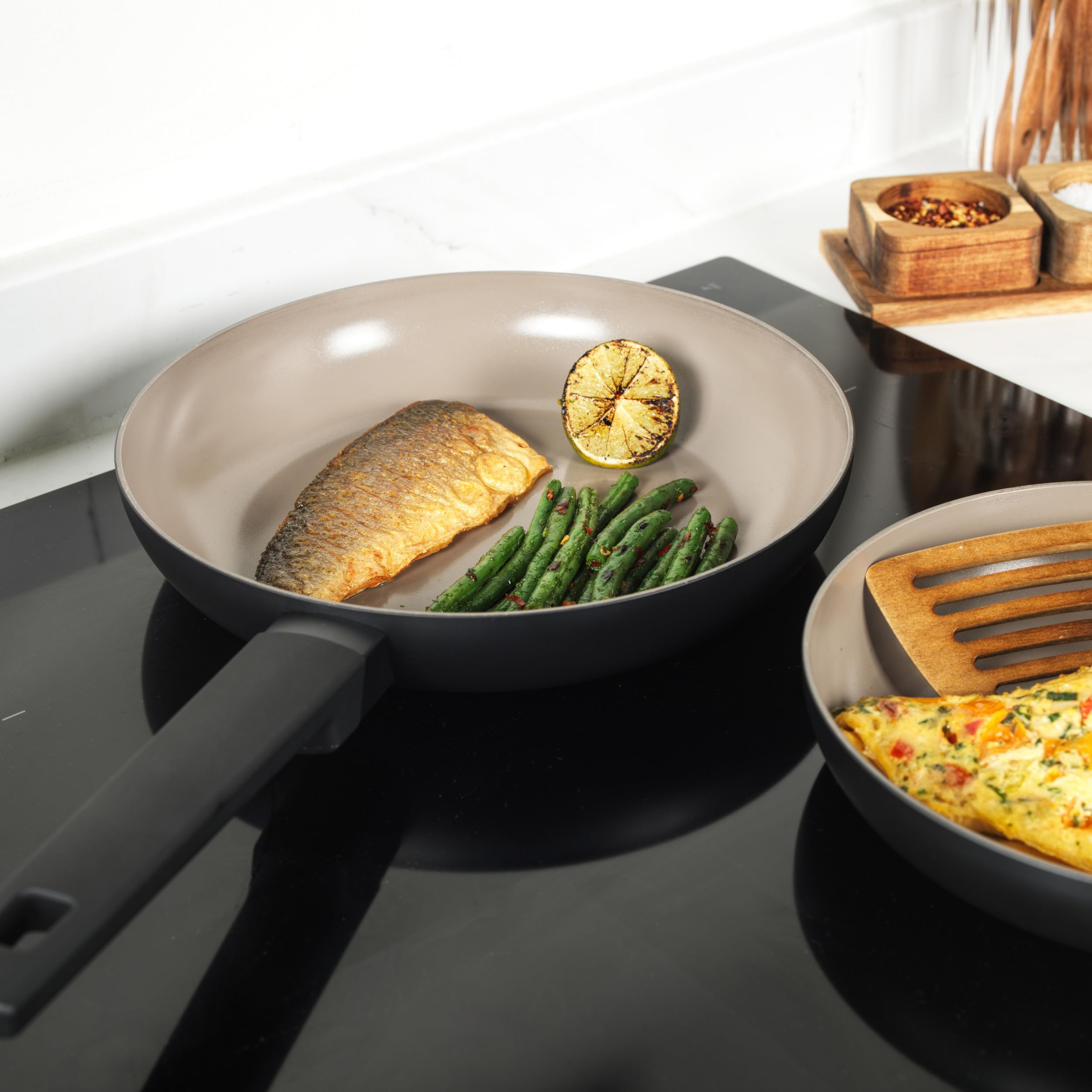 Salter BW12876EU7 Zestaw 3 ceramicznych patelni 20/24/28 cm, korpus z aluminium pochodzacego z recyklingu, powloka wolna od PFOA i PFAS, do plyt indukcyjnych, uchwyt soft-touch, do jajek/omletów