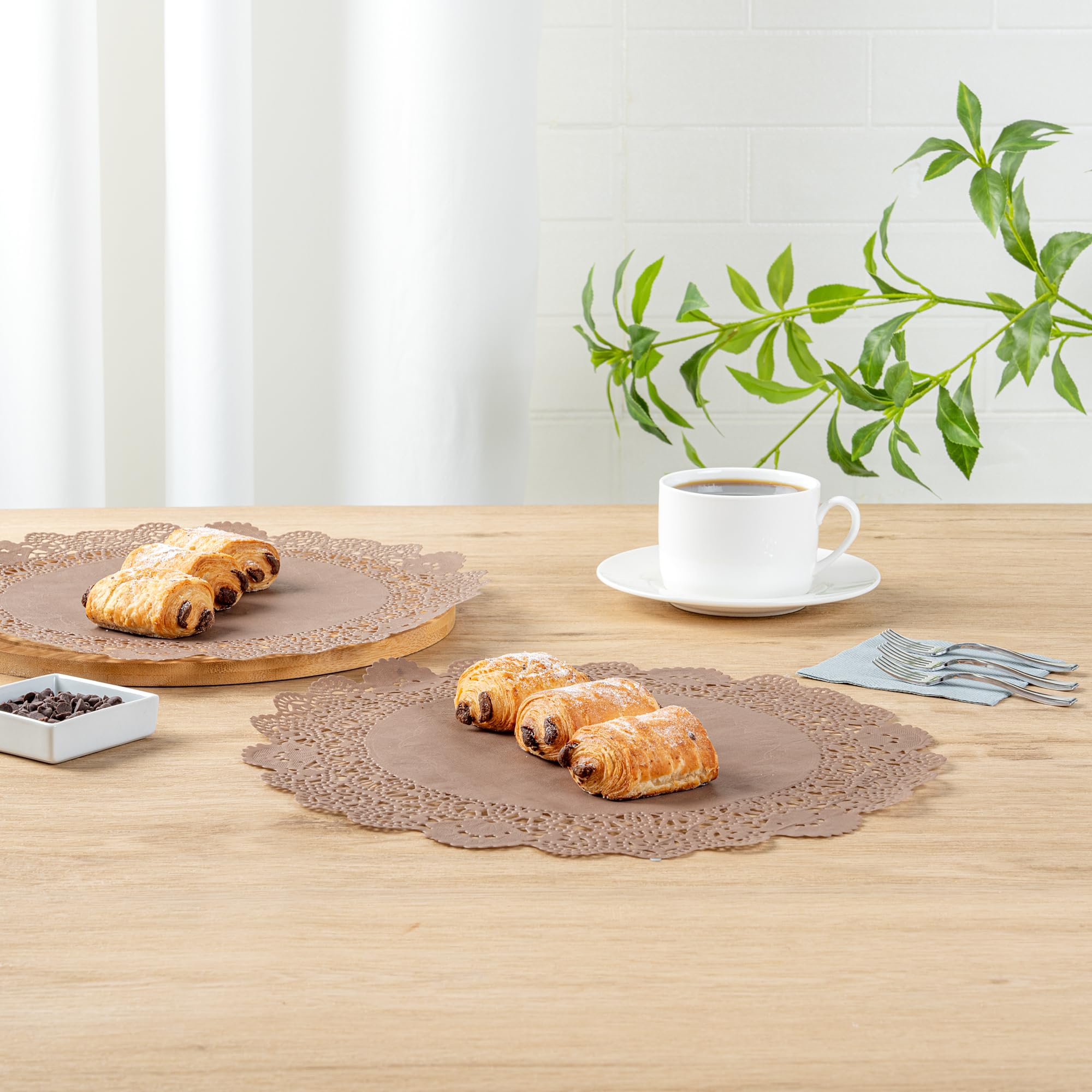 Restaurantware -Pastry Tek Centrini di carta in pizzo da 30,5 x 30,5 cm, 4000 centrini usa e getta da tavolo, elegante finitura in pizzo, lunga durata, tovaglietta in carta marrone, per pasticceria