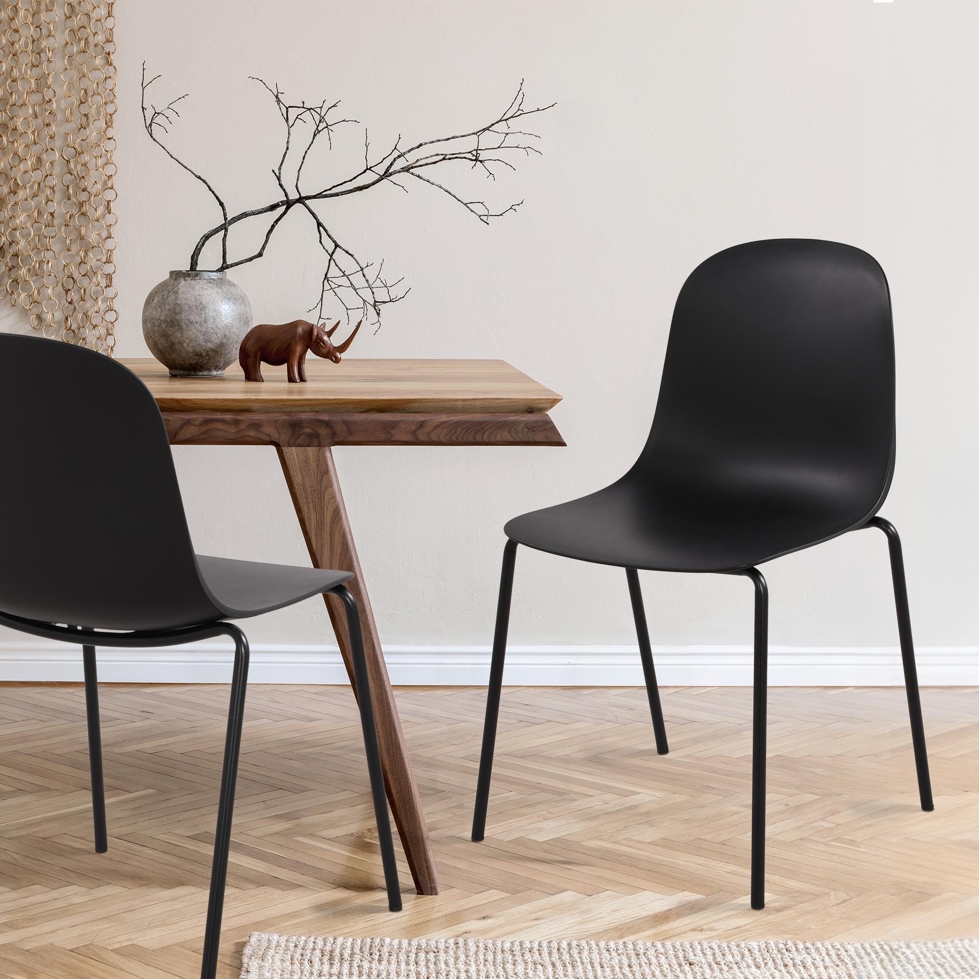 CLP 2er Set Stühle Hardin, stapelbare Gartenstühle, wetterfest und UV-beständig, Outdoor-Stuhl für Balkon, Terrasse und Esszimmer, Farbe:schwarz