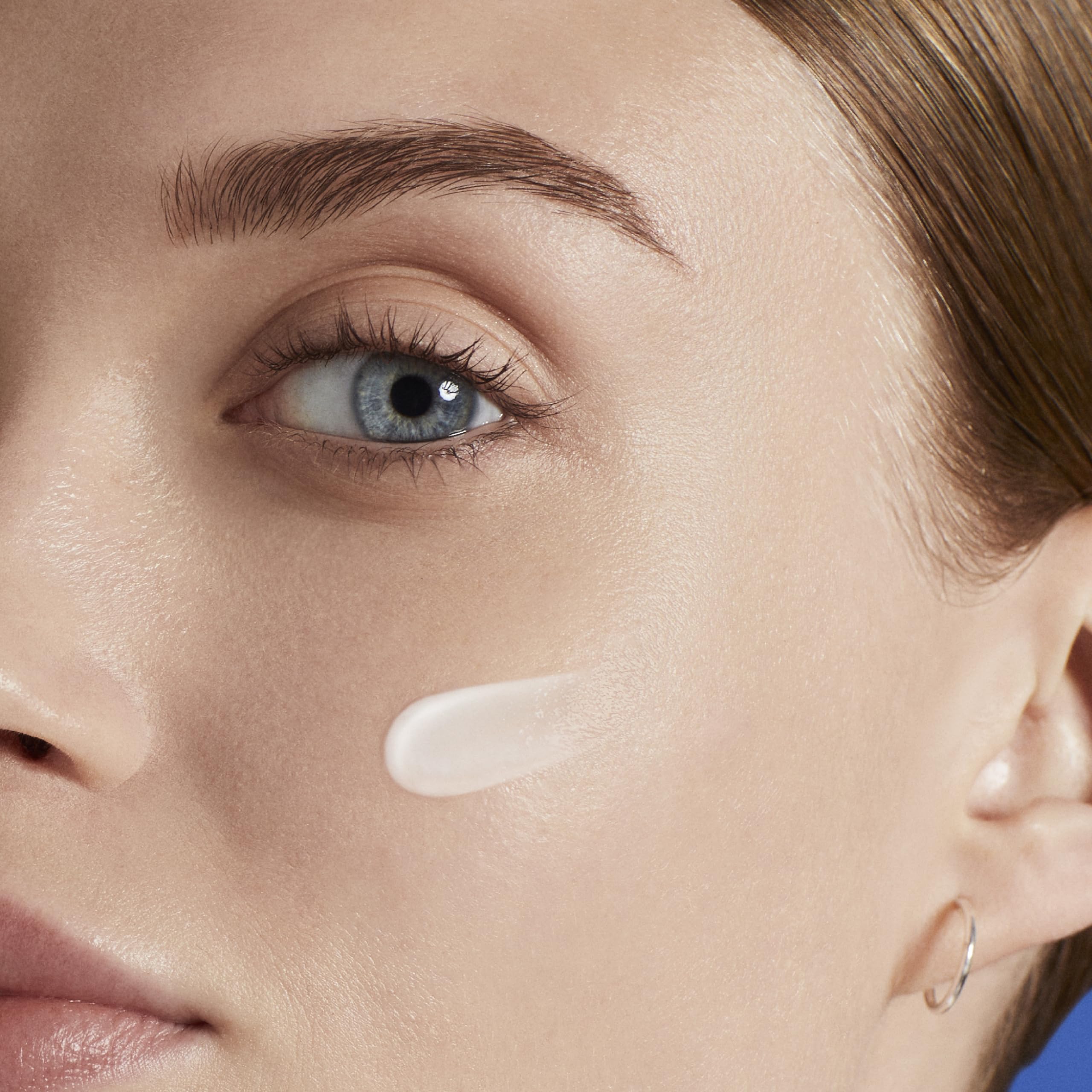 Biotherm Aqua Glow Super Concentrate, feuchtigkeitsspendende Tagespflege mit Life Plankton und Vitamin C, bis zu 24h Feuchtigkeit für trockene und strahlende Haut, verfeinertes Hautbild, 50 ml