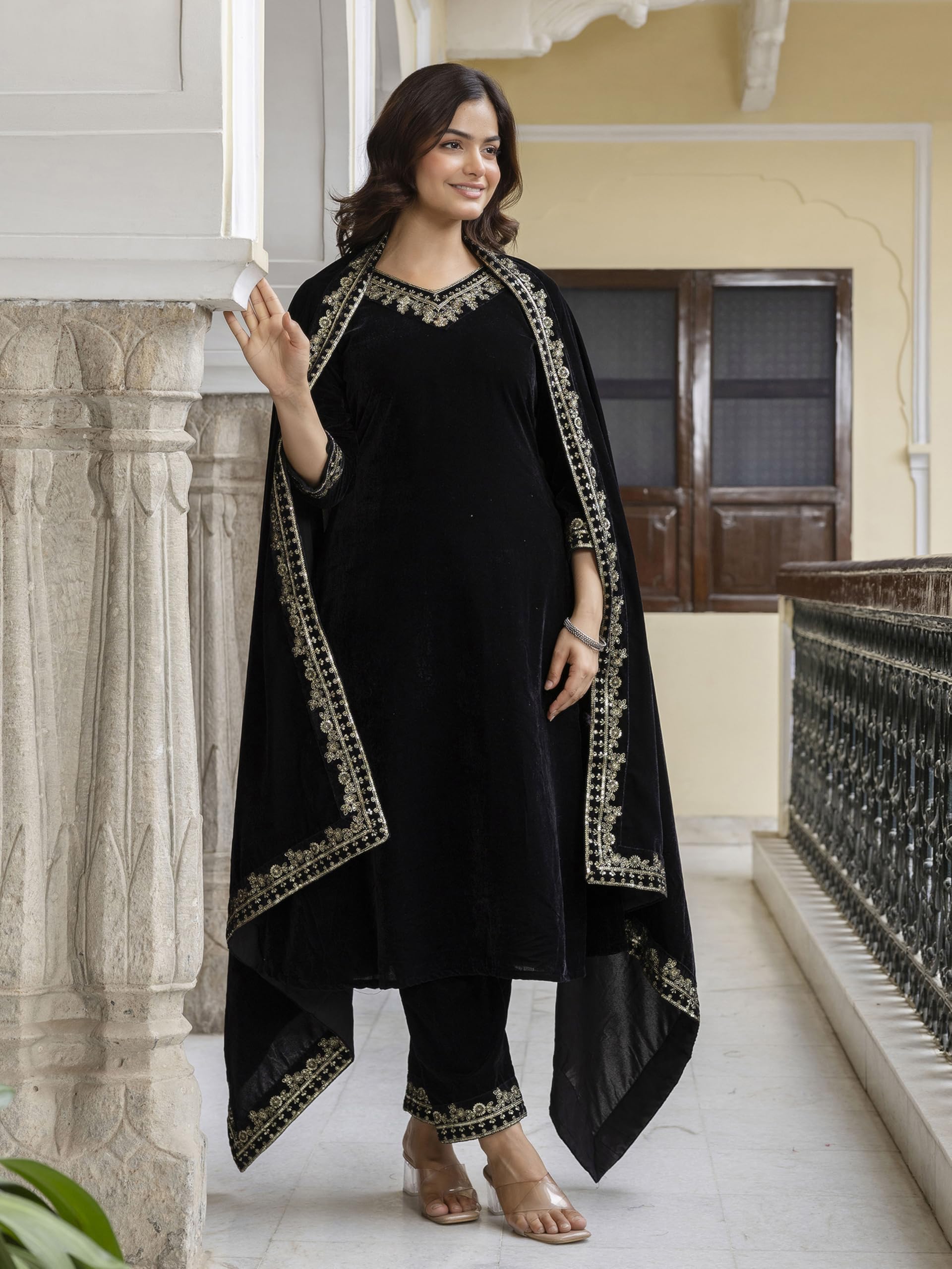 TRENDMALLS Damen Samt Stickerei Salwar Anzug Set A Linie Kurta Hose mit Dupatta Schwarz Kurta Set für Frauen