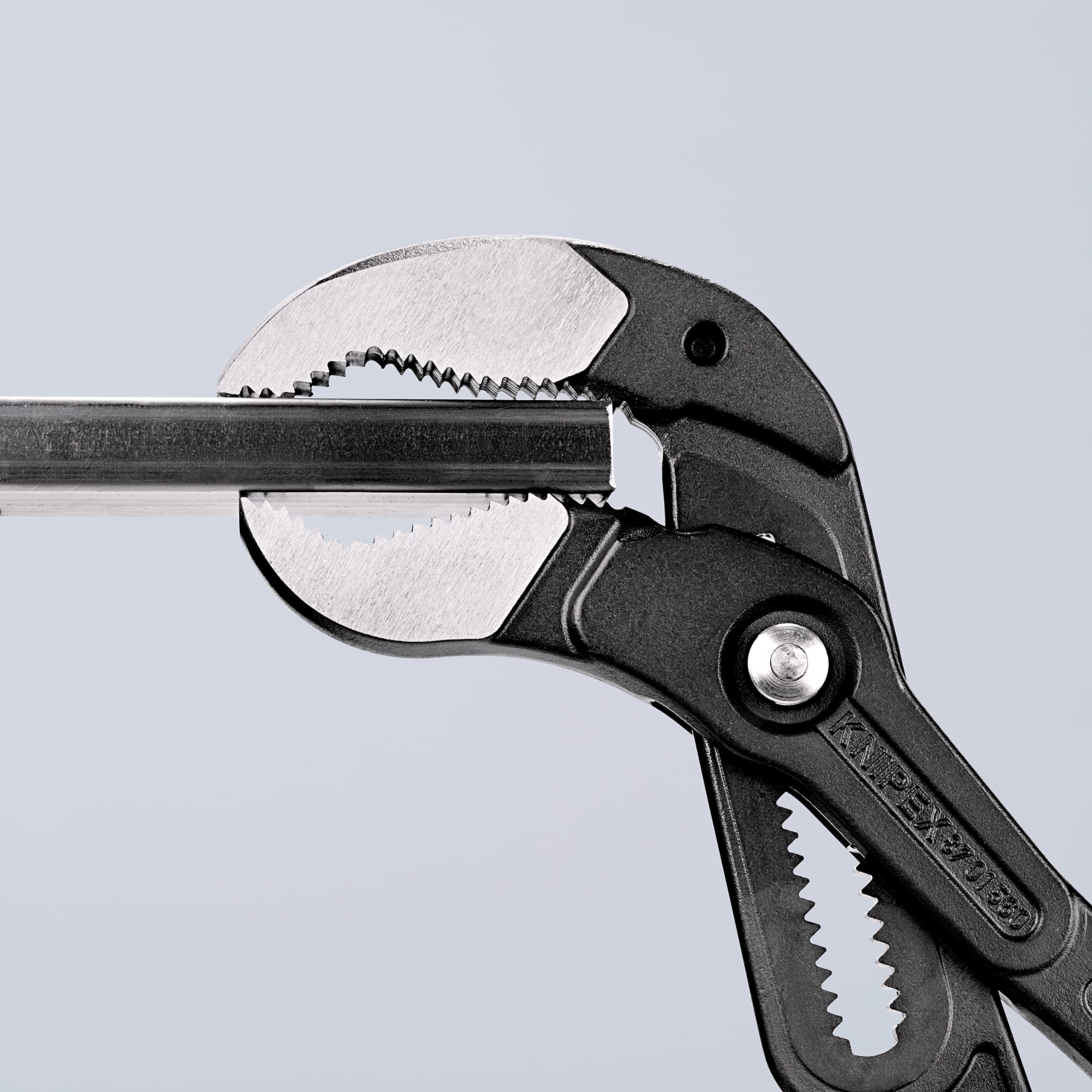 KNIPEX Cobra XXL Wasserpumpenzange, 560 mm, Muttern bis 120mm, Rohre bis 115mm, Feinverstellung per Knopfdruck, Rohrzange, 87 01 560
