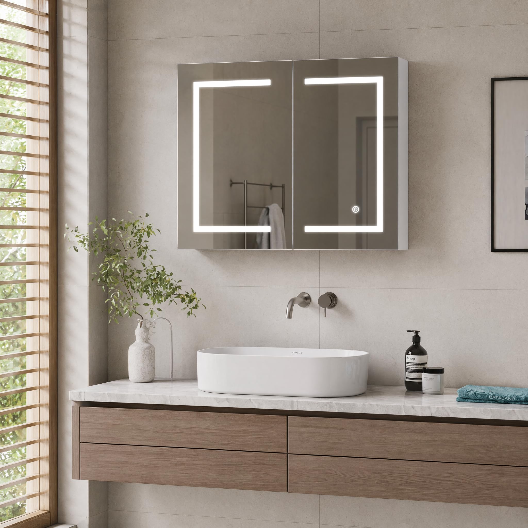 Armario con espejo para baño con iluminación, 80 x 13,5 x 60 cm, 2 puertas, armario de baño con espejo con iluminación y estante, 3 colores de luz regulables y almacenamiento de 3 niveles
