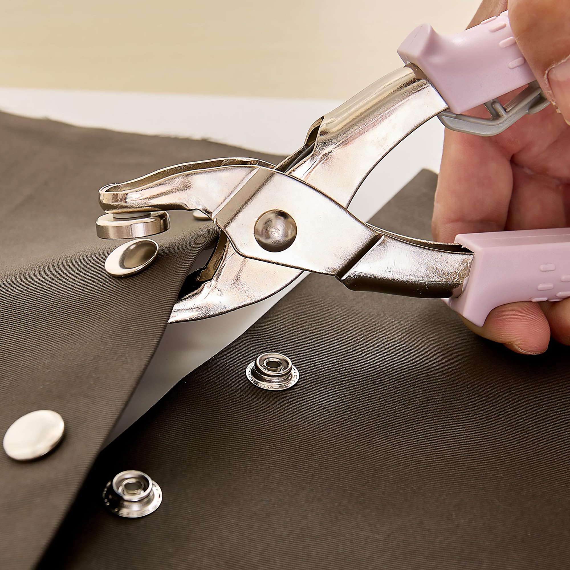 Milward - Juego de alicates de cierre a presión 5 en 1, kit de herramientas resistentes para ojales, botones de presión, broches de plástico y broches de moda, herramienta perforadora con 100 cierres