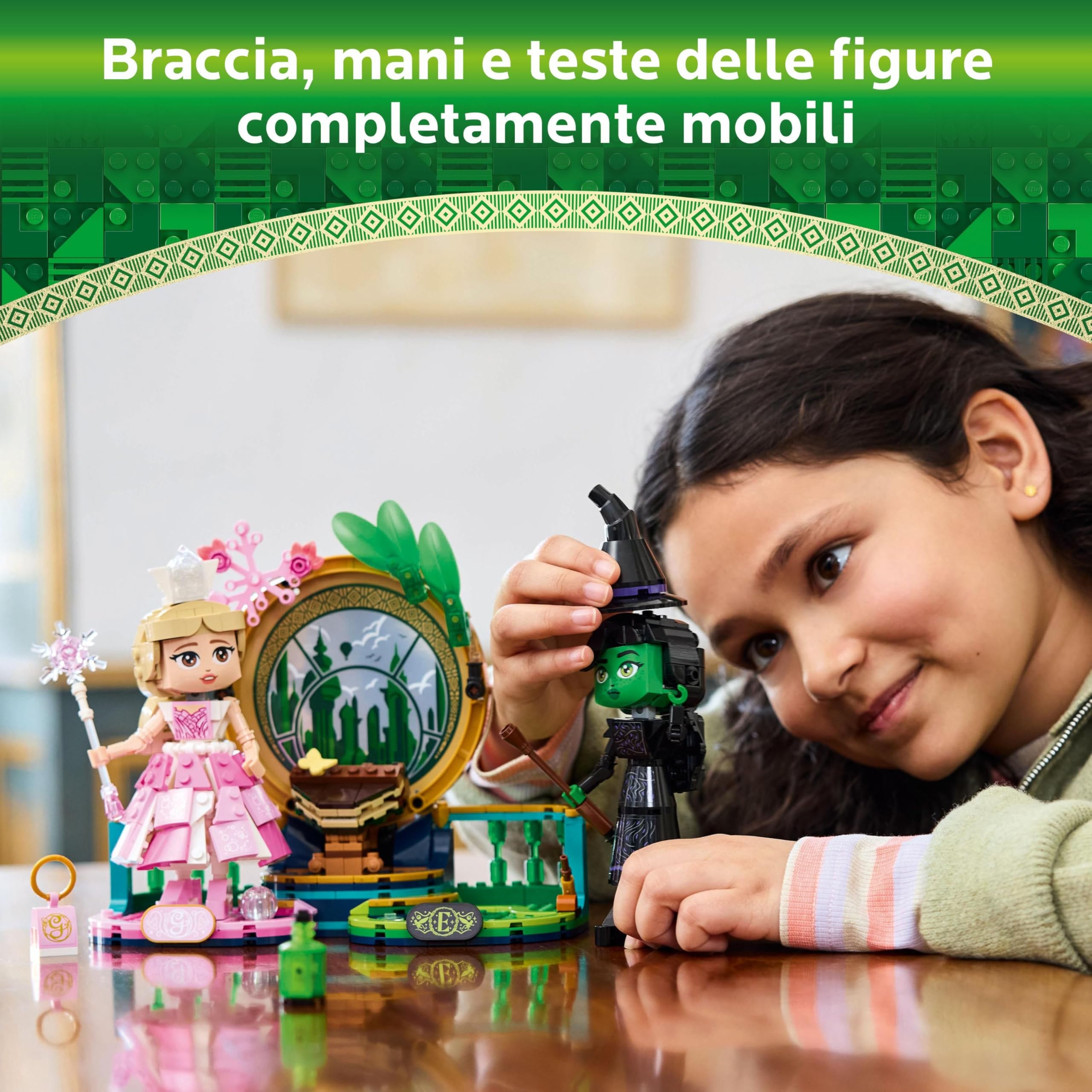 LEGO Wicked Personaggi di Elphaba e Glinda - Giocattolo da Esposizione con Accessori Inclusi Scopa, Corona e Borsetta oltre a Scena con Finestra - Regalo per Bambine da 10 Anni Fan del Film - 75682