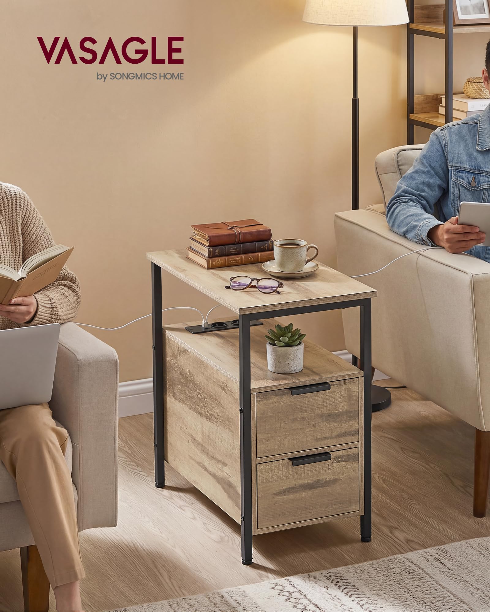 VASAGLE Beistelltisch, Nachttisch mit Steckdosenleiste, 2 Schubladen, Sofatisch, Nachtschrank für Wohnzimmer, Schlafzimmer, Kamelbraun-tintenschwarz LET325K01