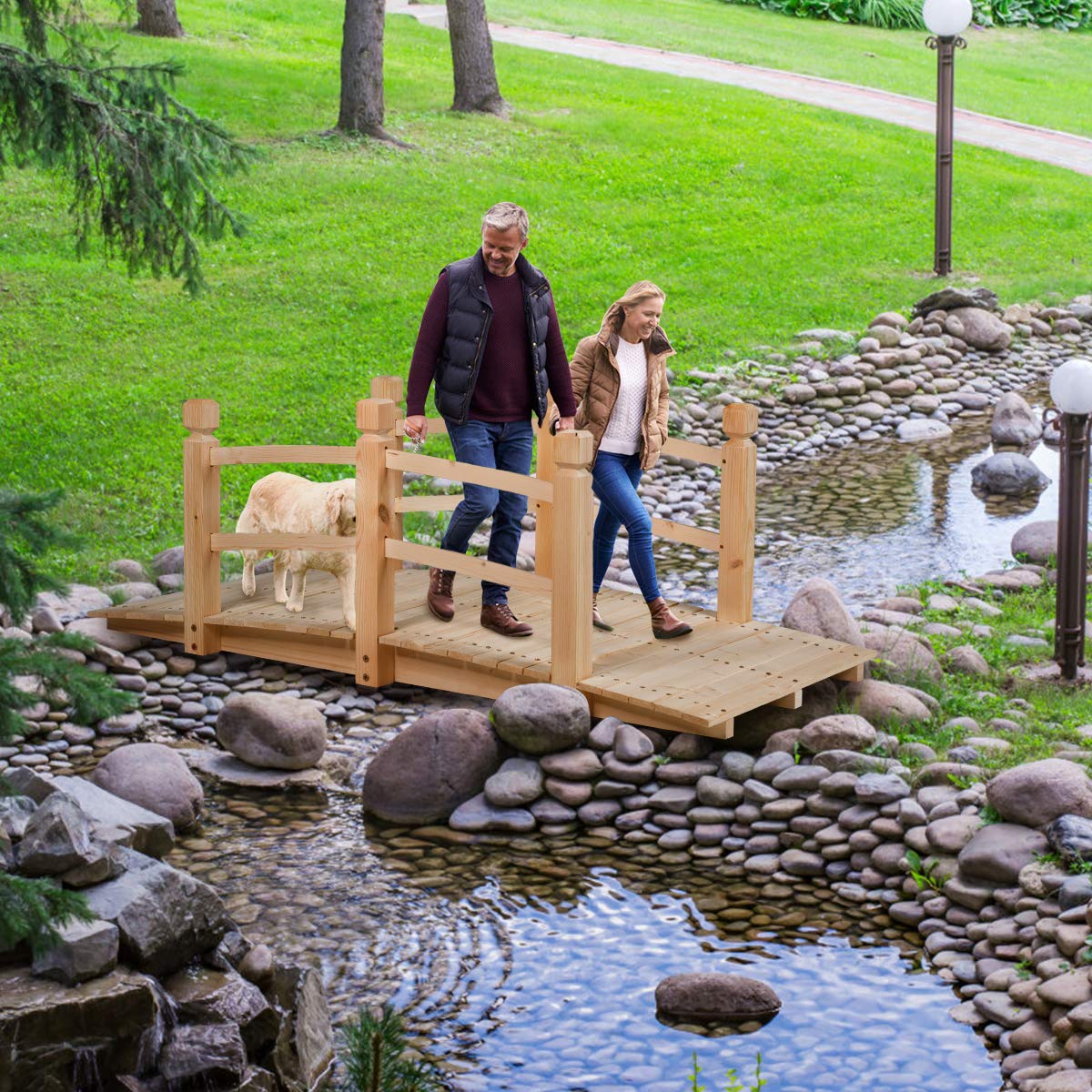 COSTWAY Brücke, Teichbrücke Gartenbrücke, Holzbrücke mit Geländern, Zierbrücke bis 180 kg belastbar, aus massivem Tannenholz, Dekobrücke für Garten Teich Außenbereich, 150 x 67 x 55 cm (Natur)