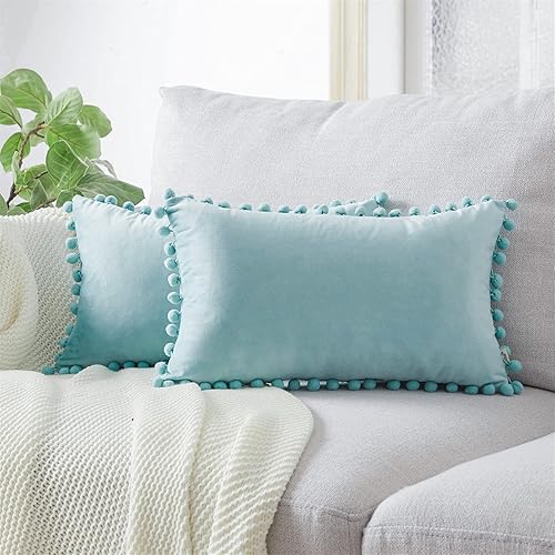 Top Finel juego de 2 fundas de almohada decorativas con pompones, de terciopelo suave, lisas, para sofá, dormitorio o automóvil, 16 x 16 pulgadas,
