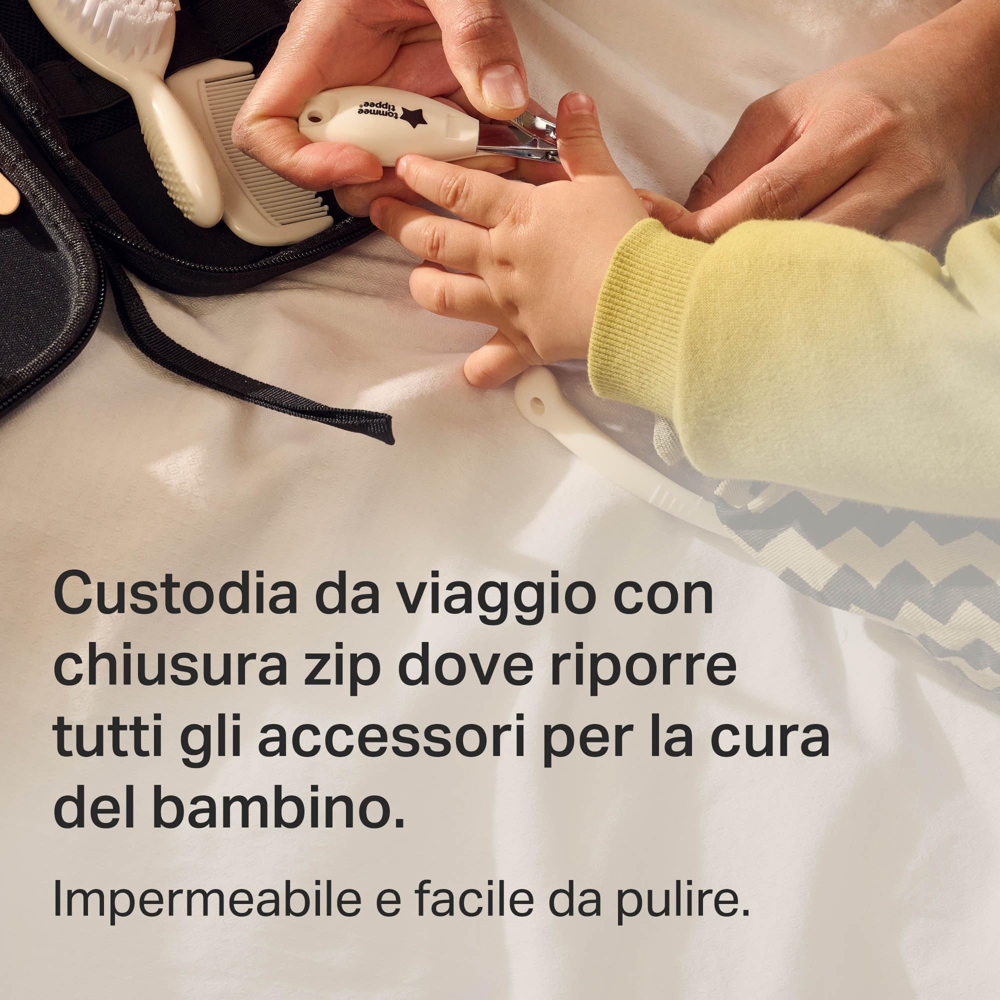Tommee Tippee kit per la cura e l'igiene dei bambini, 9 articoli essenziali a casa e in viaggio in custodia impermeabile e lavabile (la fantasia potrebbe cambiare)