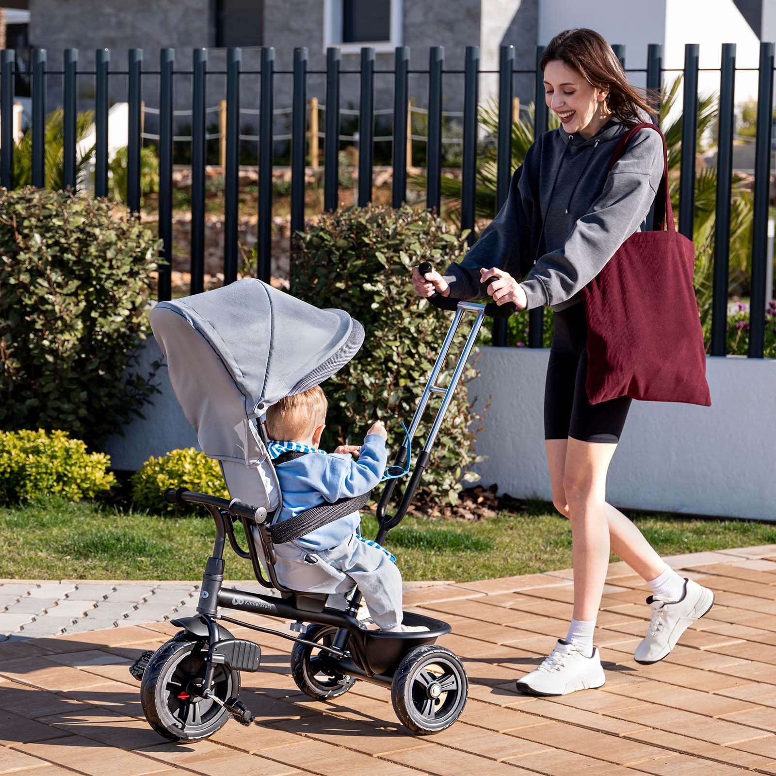 Kinderkraft Freeway 2, Triciclo Evolutivo para Bebé, Asiento Giratorio 360°, Pedales Libres, Arnés de 3 Puntos, Freno Central, 9 Meses a 5 Años, Rosa