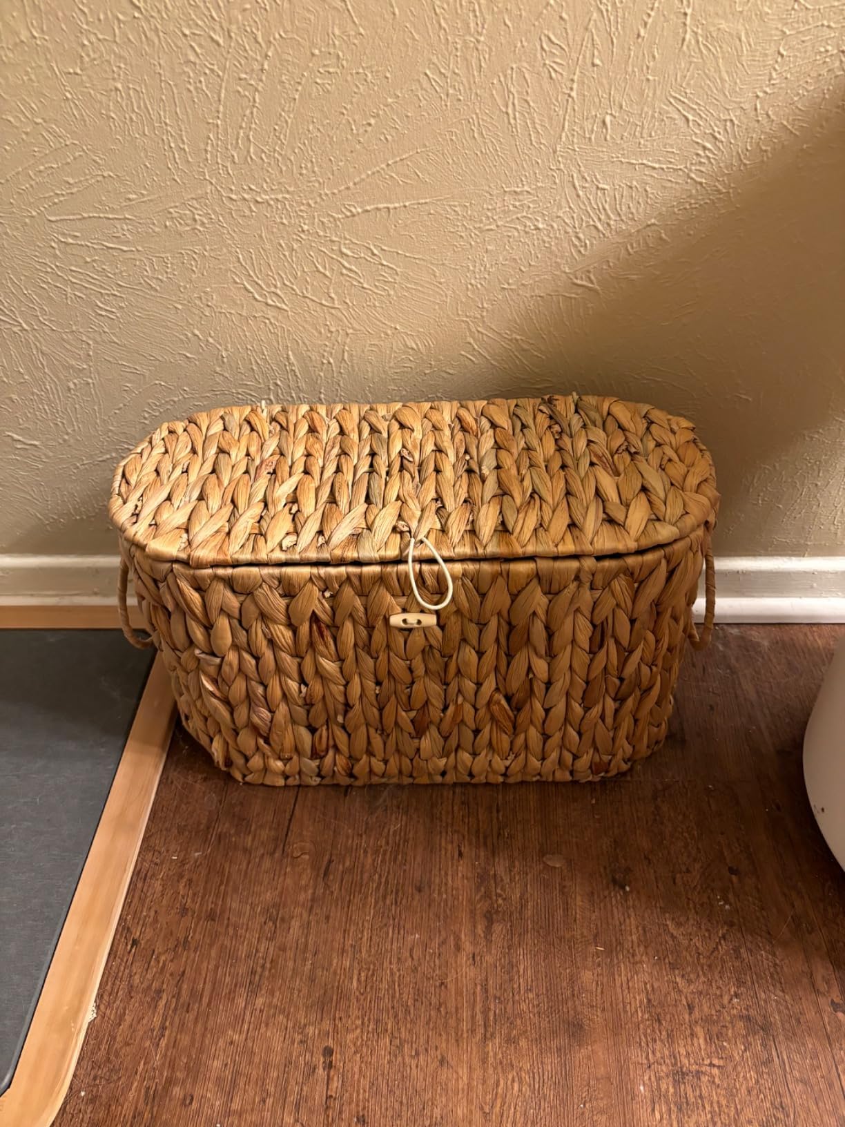 Coeusy Kosz na papier toaletowy - wiklinowy organizer na papier toaletowy z pokrywką, dekoracyjny dom wiejski boho łazienka uchwyt na papier toaletowy, tkany hiacynt organizer na akcesoria łazienkowe,