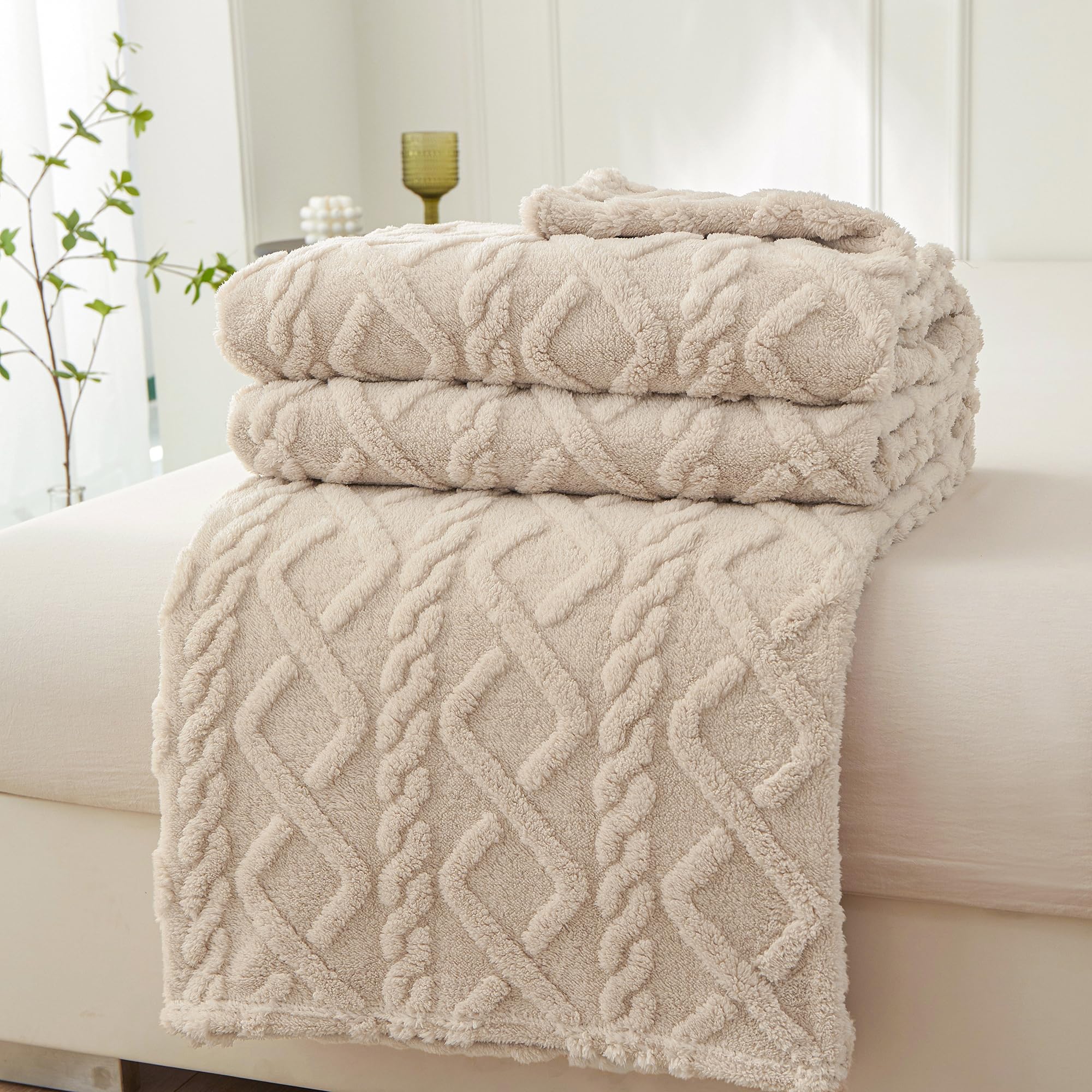 WONGS BEDDING Manta mullida de 150 x 200 cm, Manta de Cordero, diseño de Rombos, Suave y mullida, Manta de Forro Polar, Manta cálida para Cama, sofá, Beige OEKO-TEX STANDARD 100