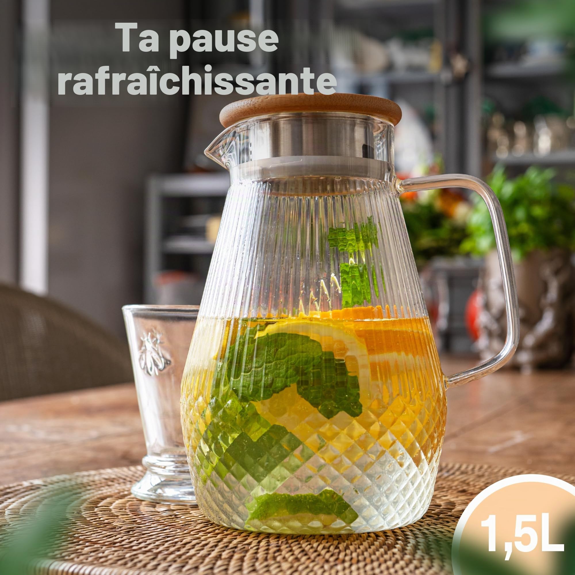 CLIDOR Carafe à eau - 1,5 l - Épaisseur de verre renforcée - Convient pour boissons chaudes et froides - Bec verseur anti-goutte - Carafe en verre moderne - Théière en verre robuste avec couvercle