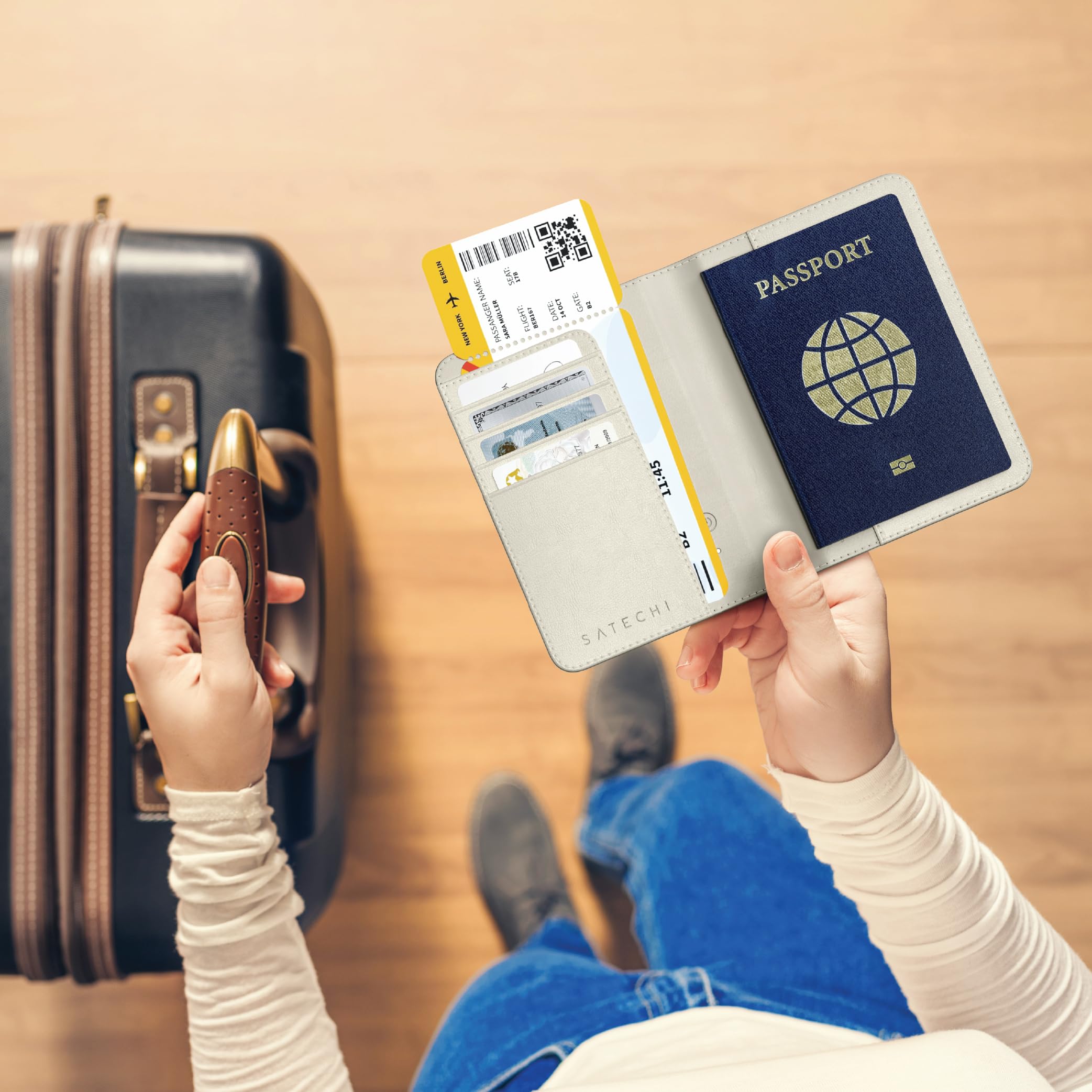 Satechi FindAll Custodia Passaporto da Viaggio con Find My con 4 Slot per Carte, Ricarica Wireless e Protezione RFID, Compatibile con App iOS Dov’è, Materiale Premium PU – Beige