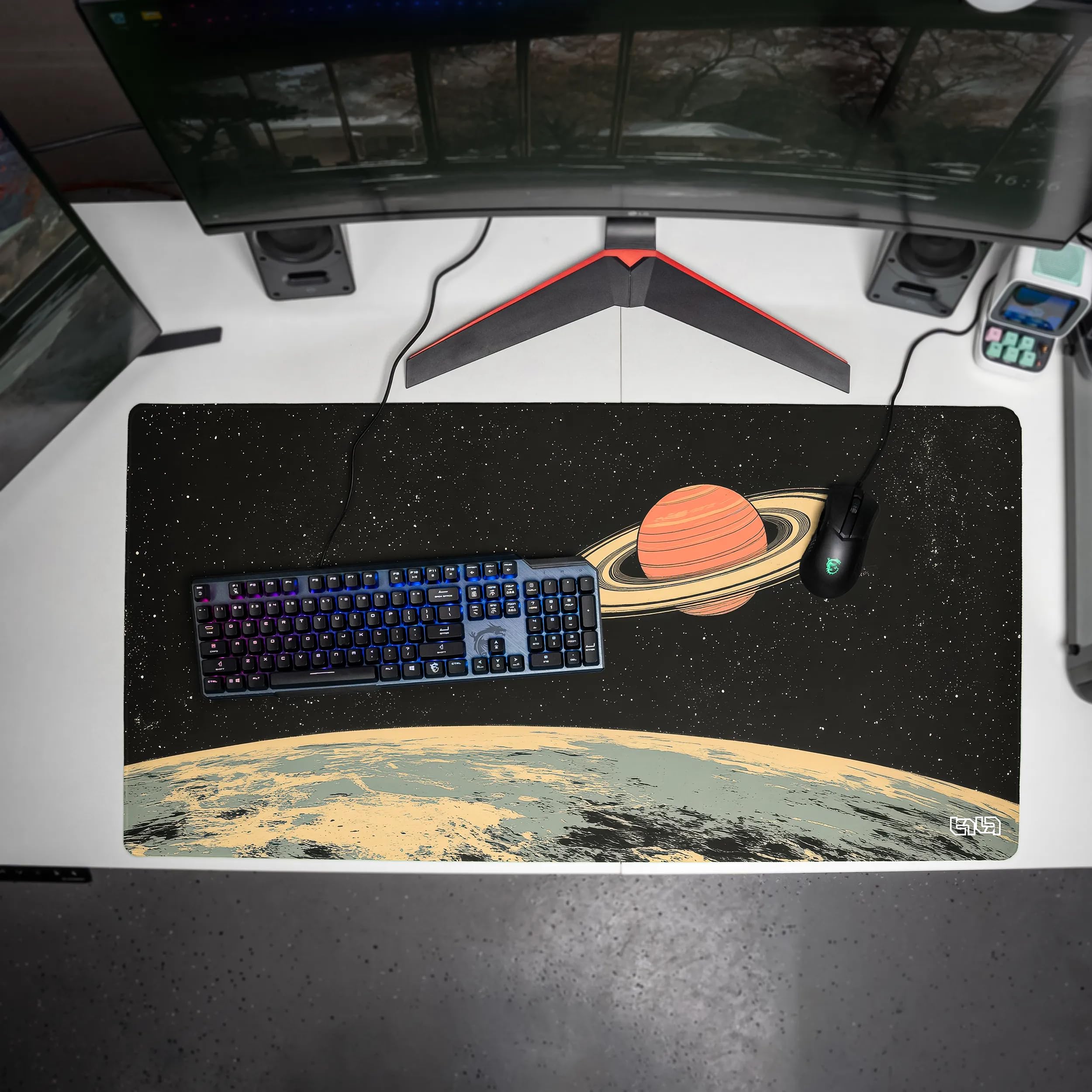 Tilt Tappetino Mouse XXL 100x50 cm | Antiscivolo Sottomano Scrivania | Impermeabile Tappetino Mouse Gaming | Accessori Scrivania Ufficio e PC | Tappetino Scrivania Grande (Saturn's Moons Landscape)