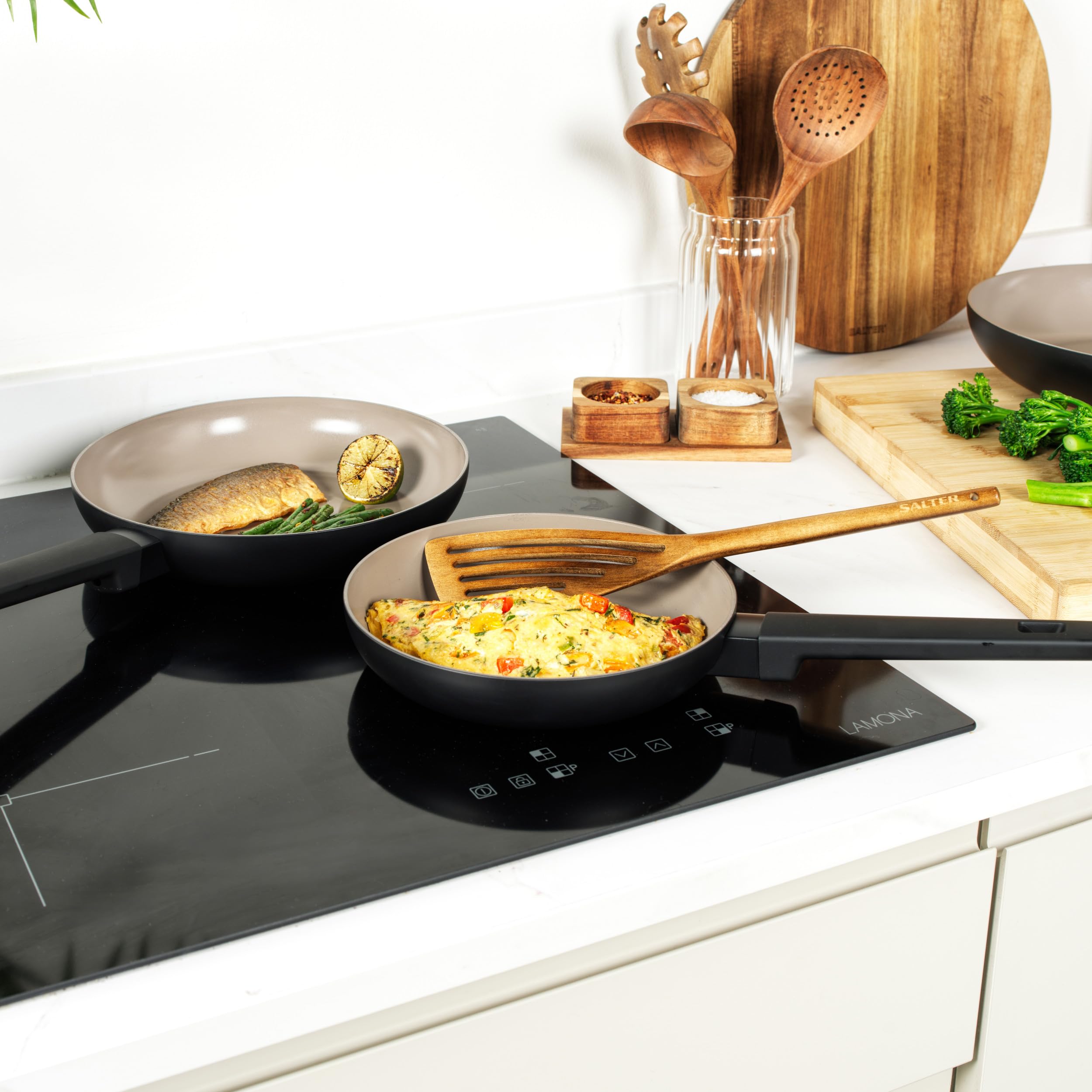 Salter BW12876EU7 Zestaw 3 ceramicznych patelni 20/24/28 cm, korpus z aluminium pochodzacego z recyklingu, powloka wolna od PFOA i PFAS, do plyt indukcyjnych, uchwyt soft-touch, do jajek/omletów