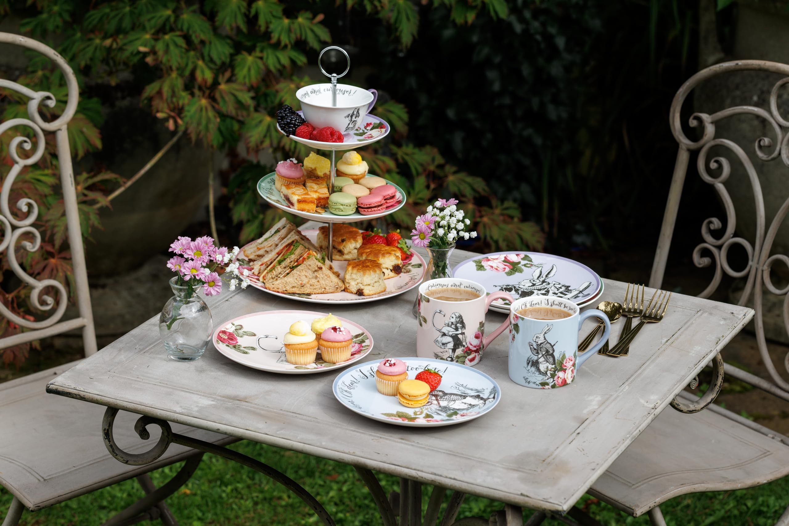 Mikasa and the V&A - Soporte para tartas de 3 niveles, soporte para té de la tarde con taza de té, té de Alicia en el país de las maravillas, porcelana de hueso, apto para lavavajillas y en caja de