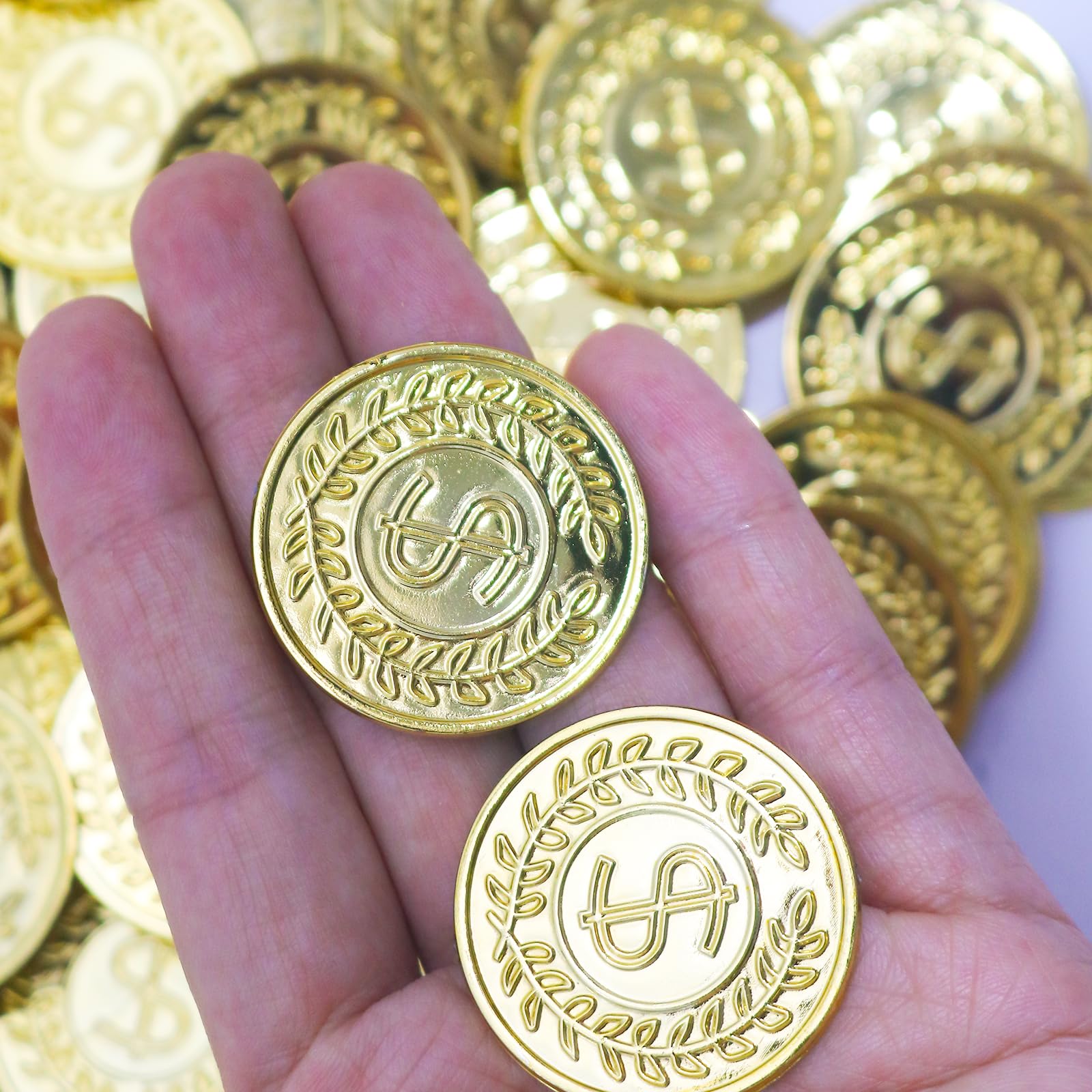 soitzhoc 100 piezas monedas de plastico，dinero de juguete，monedas de oro falsas,monedas juguete，monedas de oro de juguete para la caza del tesoro y los regalos de fiestas