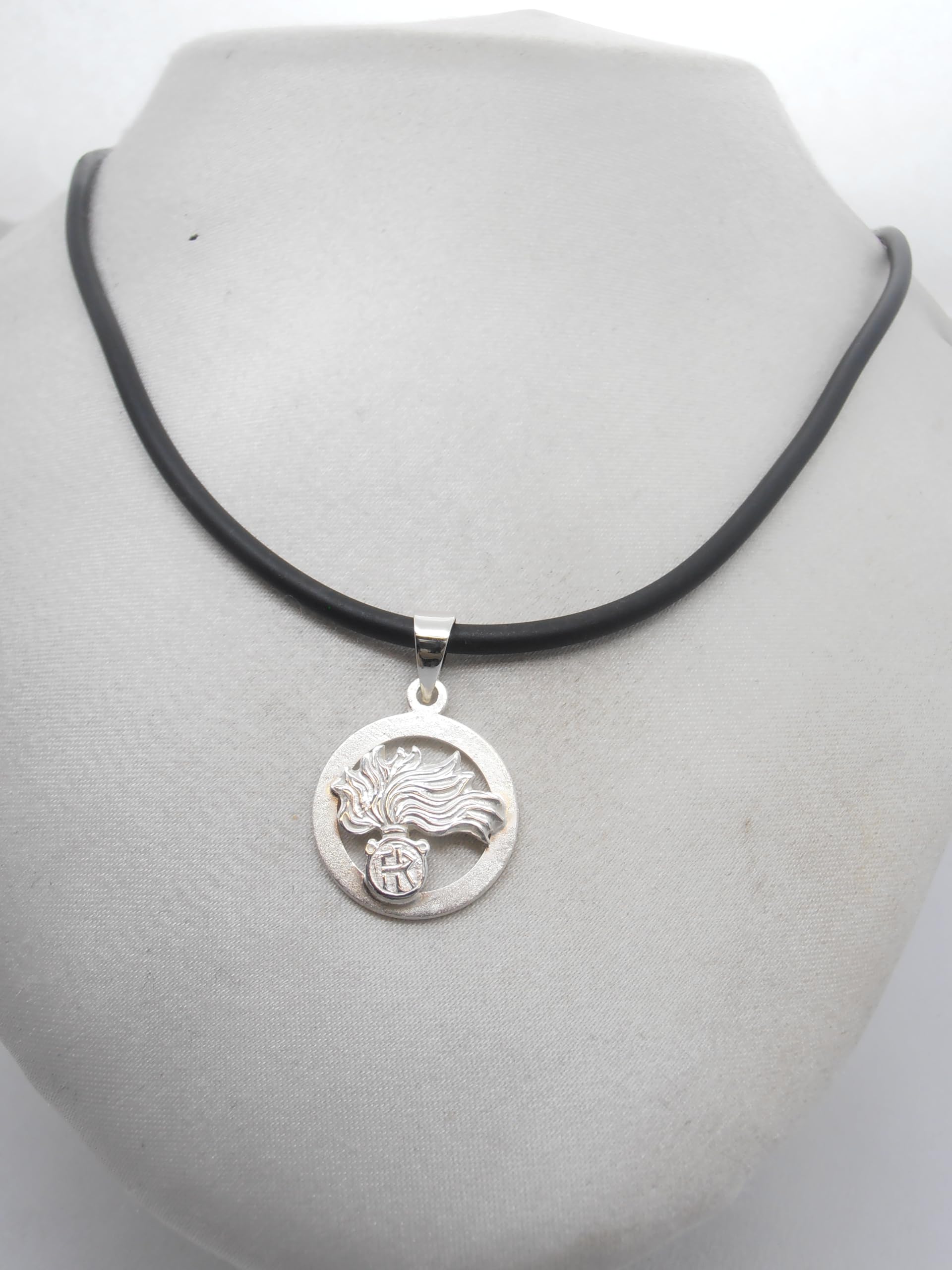 Fiamma dell'Arma dei Carabinieri : Ciondolo in Argento 925 e Collana in Caucciù con chiusura in Argento 925 - Pendente con Girocollo - ANC - Fiamma misura piccola