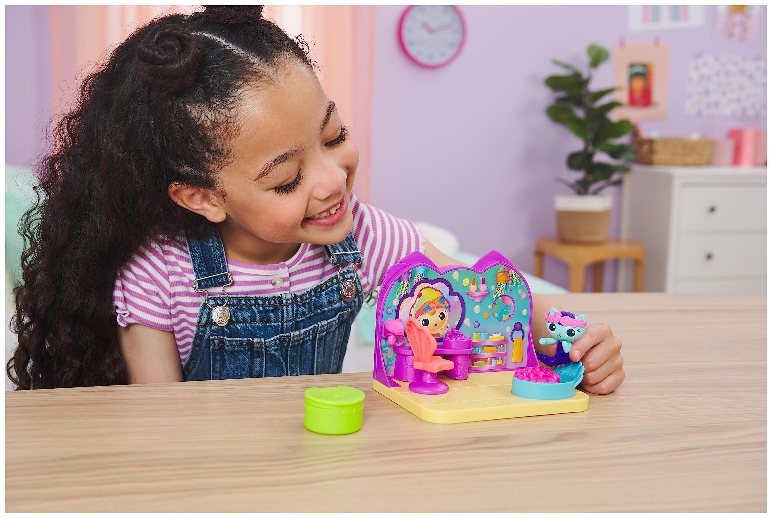 Gabby et la Maison Magique - Gabby Dollhouse - Playset Deluxe Le Spa - 1 Figurine + Accessoires - Pièce pour Maison de Poupée - Dessin Animé Gabby Et La Maison Magique - Jouet Enfant 3 Ans et +