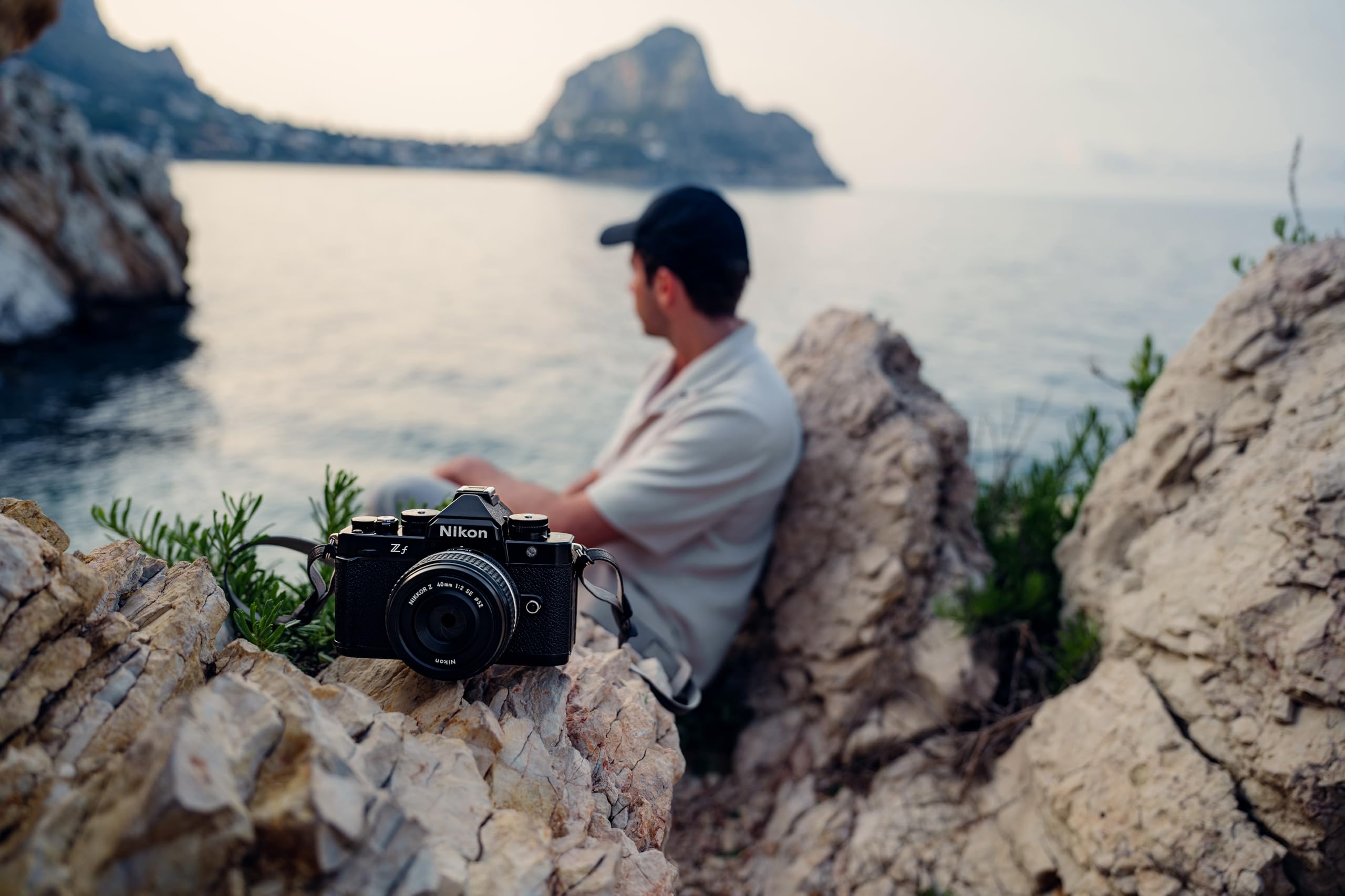 Nikon Zf + 24-70mm f/4 S + SDXC 128GB, Fotocamera Mirrorless, Full Frame, 24,5 MP, Monitor Angolazione Variabile [Nital V.I.P.: 6 anni di garanzia]