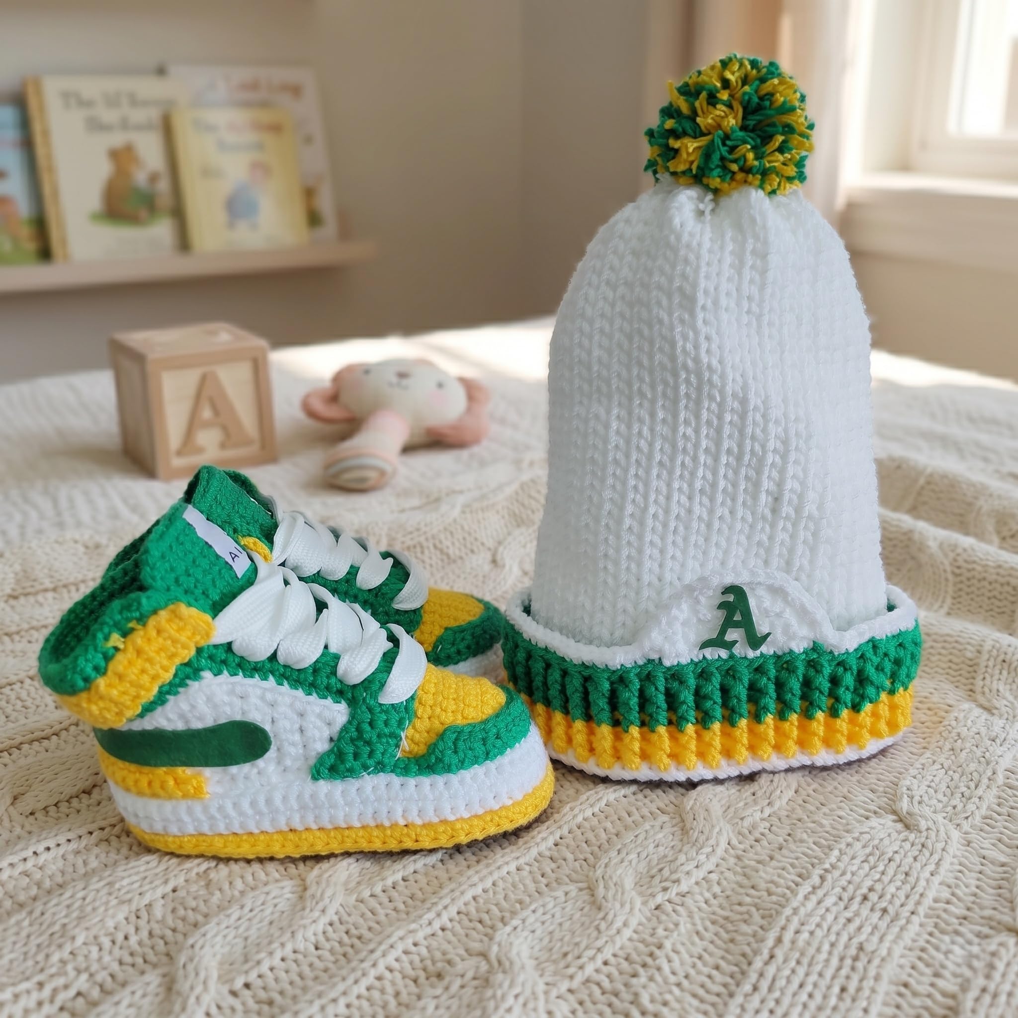 Häkel Baby Sneaker Booties Mützen Set, Jordan-Stil Grün Gelb Weiß Babyschuhe für Jungen und Mädchen, Neugeborene Kleinkinder Lauflerner, 0-3M 3-6M 6-9M 9-12M, Geschenk zur Geburt