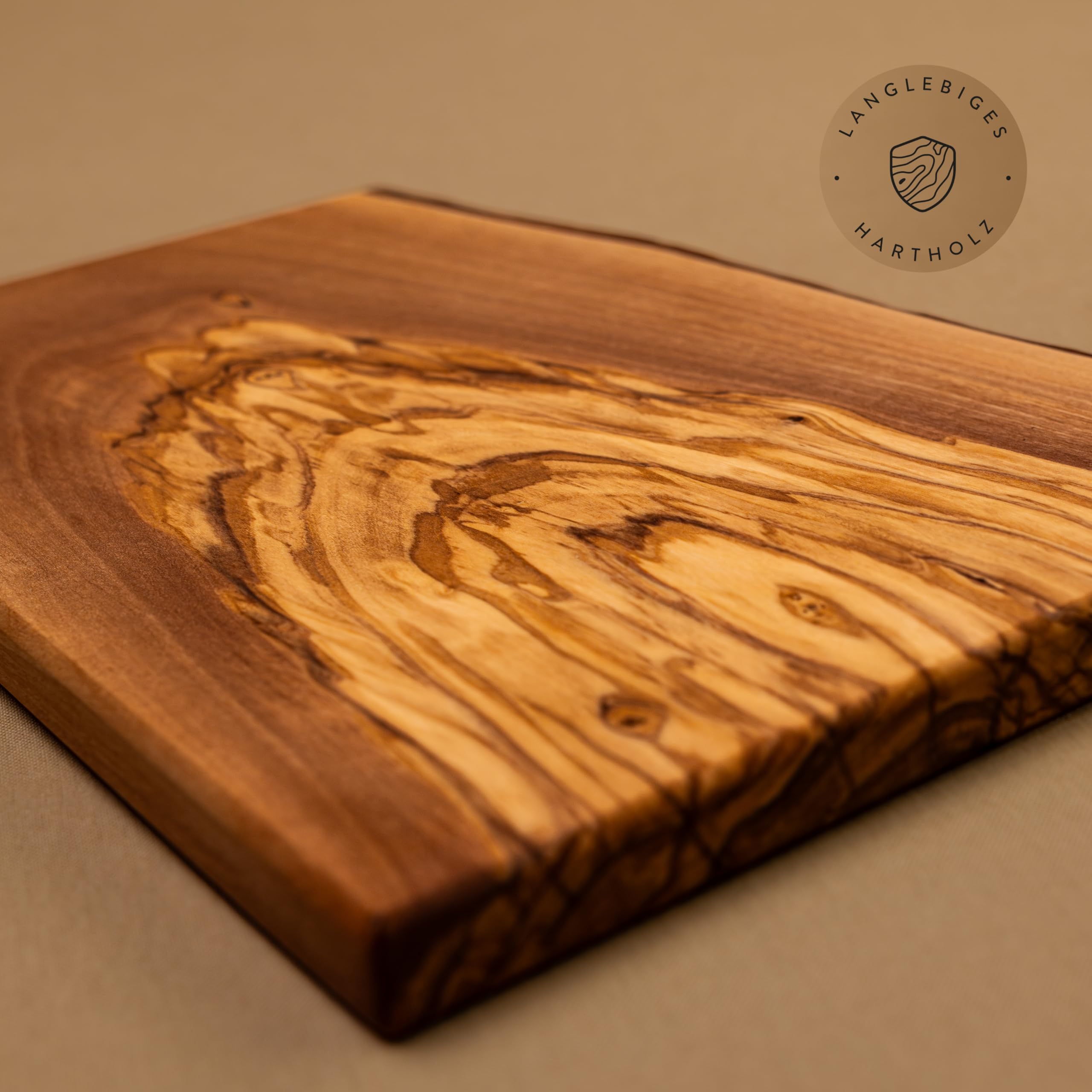 DAS OLIVENHOLZBRETT® Schneidebrett aus Olivenholz xl/Servierbrett aus groß/Tranchierbrett/eine Seite naturbelassen/massives Olivenholzbrett 40cm x30cm x2,5cm | großzügiges Servierbrett, eine Seite naturbelassen, Tranchierbrett, massives Olivenholzbrett fü