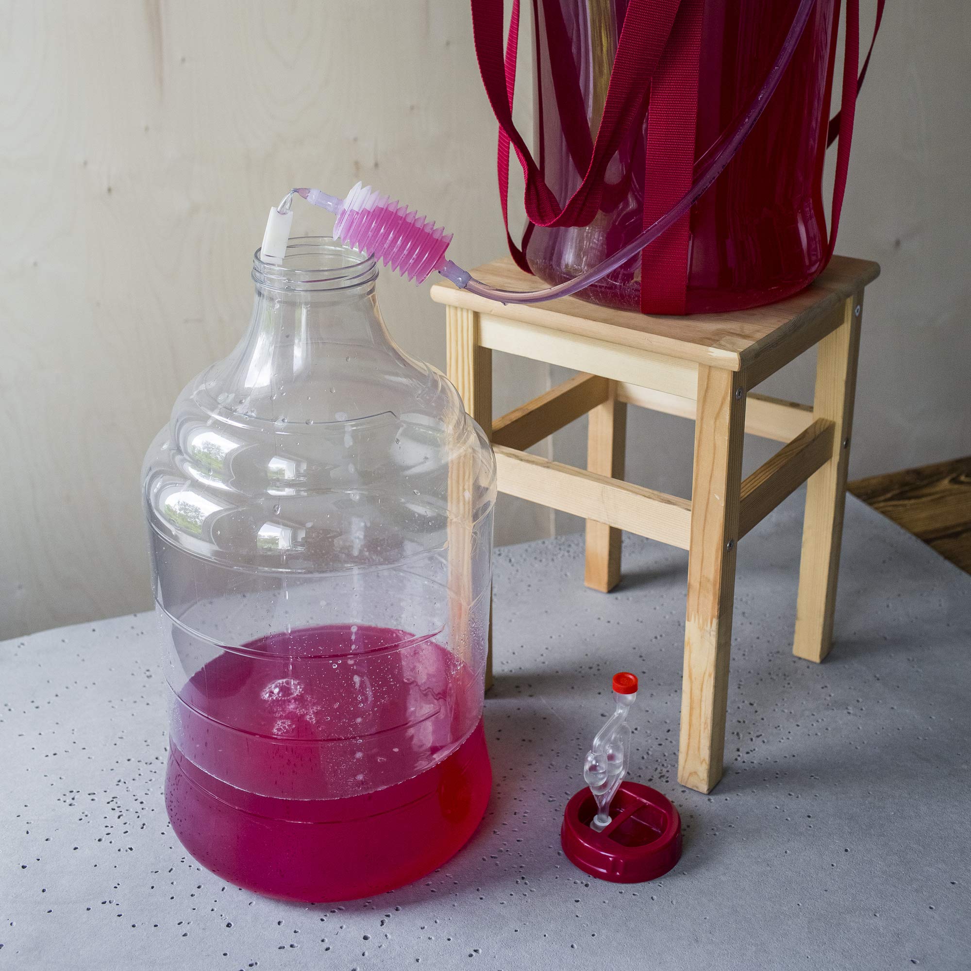 Browin 644215 Home Damigiana per la produzione di vino domestico 15L, Tubo di fermentazione, Coperchio Rosso, Scala Graduata, Con imbracatura per il trasporto, Indistruttibile, Transparente, Plastica