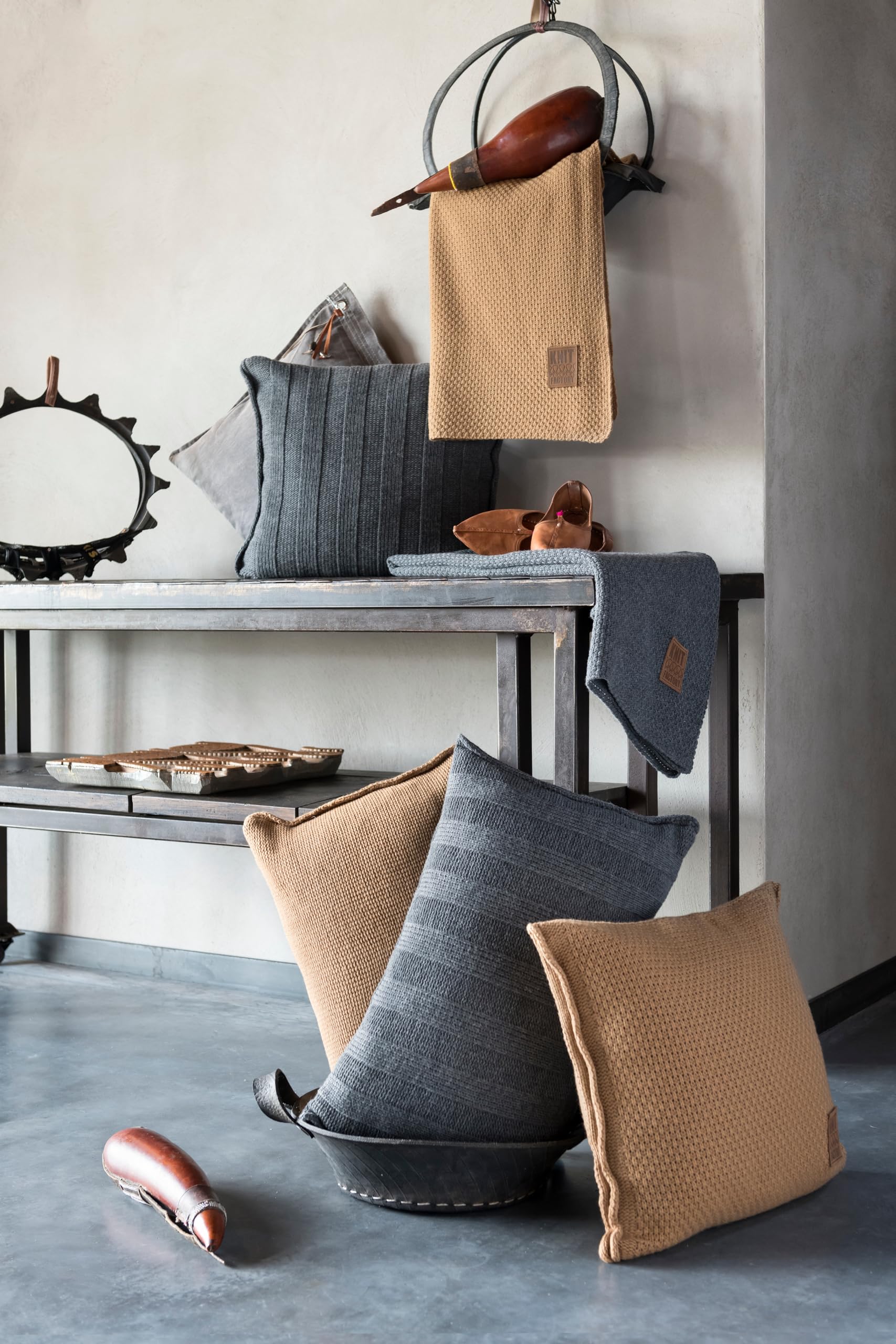 KNIT FACTORY - Jesse Rechteckiges Zierkissen - Anthrazit - 60x40 cm | Sofakissen mit Füllung und Bezug - Couchkissen - Zierkissen - Gestrickter Dekokissen - Zeitloses Design