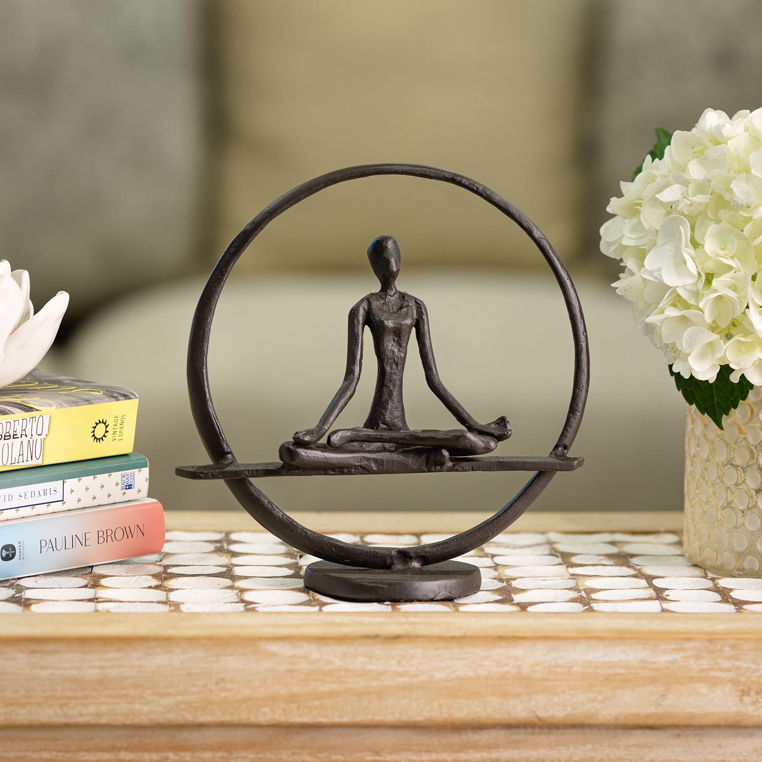 Figurine en pose de yoga pour chasser le stress et embellir votre bureau