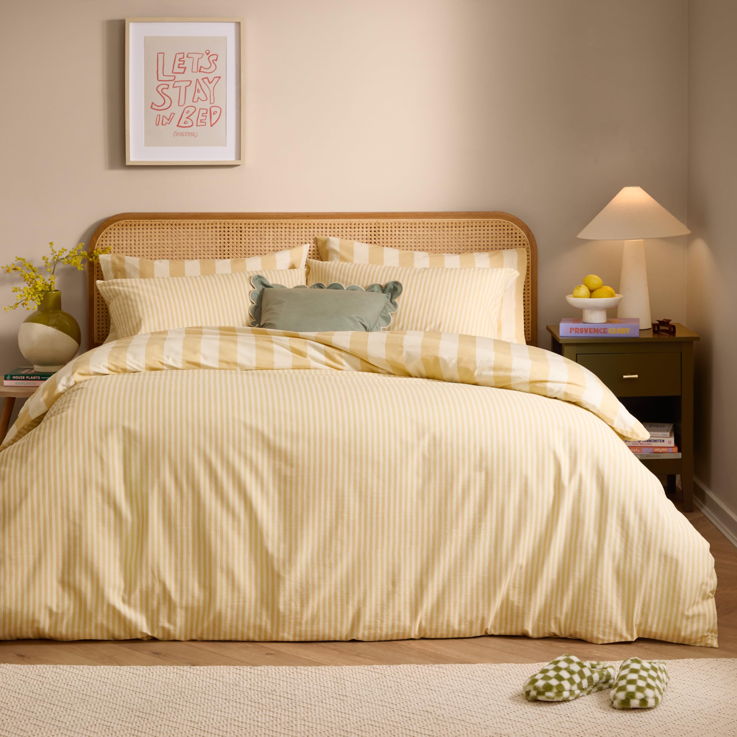 furn. The Ultimate Stripe Duvet Cover Set – Reversible Bold Narrow Striped Polycotton Bedding (Custard Cream – Super King – 260x220cm)