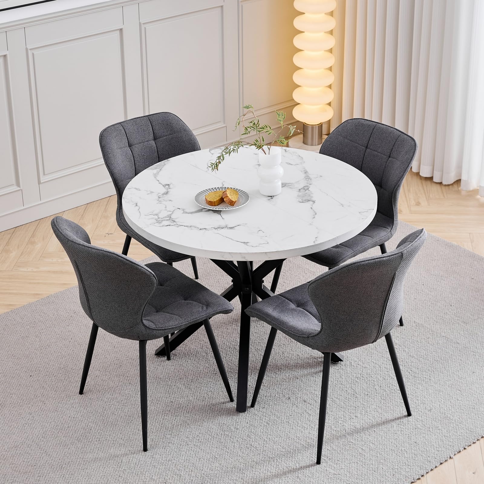 GrandCA HOME Juego de Mesa y Sillas de Comedor, 4 Sillas de Lino Color Gris Oscuro y una Mesa de Comedor Redonda Moderna de 100 cm, Ideal para Cocina, Salón y Cafetería (Diseño de Mármol Blanco 1)